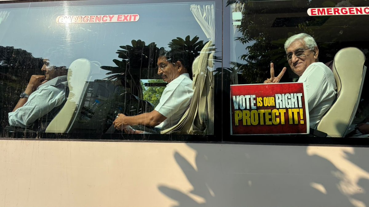 TS_SinghDeo's tweet photo. आज का दिन ऐतिहासिक है और आने वाले वक्त के हिसाब से बहुत महत्वपूर्ण भी।

हिंदुस्तान के लोगों ने आज दिखाया कि चाहे संस्थाओं में न सही उनके दिलों में लोकतंत्र जिंदा है - और वो उसको बचाने के लिए सारे देशभक्त एकजुट हैं।

श्री मल्लिकार्जुन @kharge जी और श्री @RahulGandhi जी के नेतृत्व में हम सब मिल कर लड़ेंगे - देश के संविधान और लोकतंत्र को बचाएंगे और फिर से एक बार वो भारत स्थापित करेंगे जहां किसी के अधिकार न छीने जाएं।

#ChaloDilli