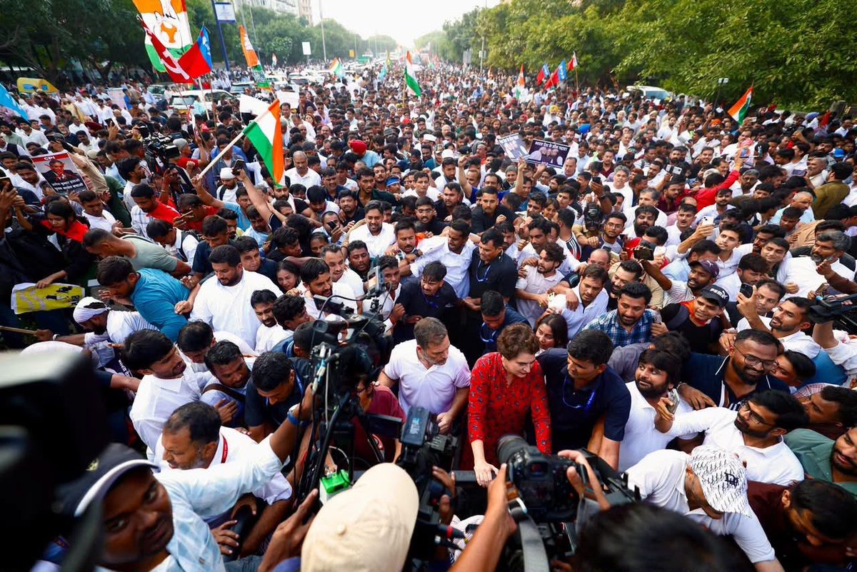 TS_SinghDeo's tweet photo. आज का दिन ऐतिहासिक है और आने वाले वक्त के हिसाब से बहुत महत्वपूर्ण भी।

हिंदुस्तान के लोगों ने आज दिखाया कि चाहे संस्थाओं में न सही उनके दिलों में लोकतंत्र जिंदा है - और वो उसको बचाने के लिए सारे देशभक्त एकजुट हैं।

श्री मल्लिकार्जुन @kharge जी और श्री @RahulGandhi जी के नेतृत्व में हम सब मिल कर लड़ेंगे - देश के संविधान और लोकतंत्र को बचाएंगे और फिर से एक बार वो भारत स्थापित करेंगे जहां किसी के अधिकार न छीने जाएं।

#ChaloDilli