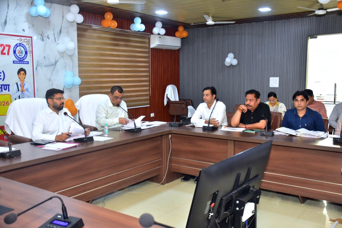 dm_shamli's tweet photo. सीएम डैशबोर्ड के अंतर्गत विकास एवं राजस्व कार्यों की समीक्षा बैठक कर विभिन्न योजनाओं और कार्यक्रमों की प्रगति का जायजा लिया गया। जिन बिंदुओं पर अपे��्षित प्रगति नहीं पाई गई, उनमें शीघ्र सुधार सुनिश्चित करने के निर्देश दिए गए। साथ ही फैमिली आईडी एवं फार्मर आईडी का कार्य शत-प्रतिशत पूर्ण करने के लिए संबंधित अधिकारियों को निर्देशित किया गया। निर्माणाधीन परियोजनाओं की समीक्षा करते हुए सभी कार्यों को निर्धारित समयावधि में गुणवत्ता के साथ पूर्ण कराने के निर्देश दिए गए।