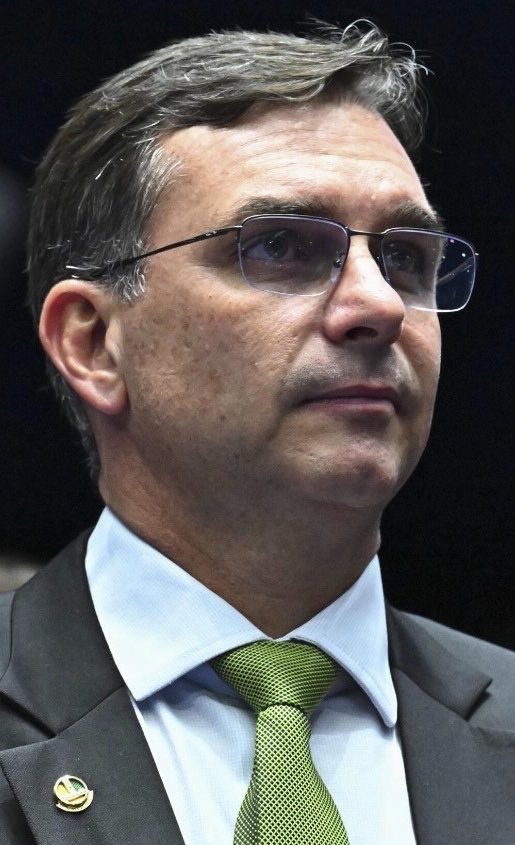 Pri_usabr1's tweet photo. DEU RUIM PRO CENTRÃO!

Flávio Bolsonaro avisa que não apoiará a recondução de Hugo Motta na Câmara nem de Davi Alcolumbre no Senado.

O recado está dado! 👏🏻 https://t.co/xcClcMtq8L
