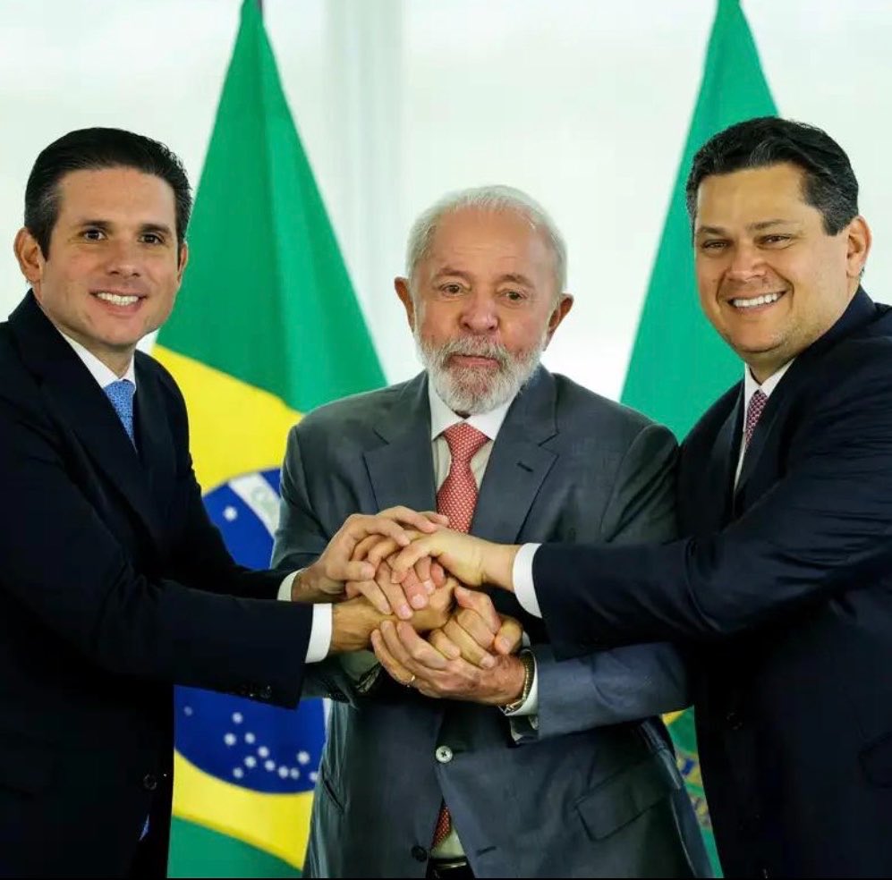 Pri_usabr1's tweet photo. DEU RUIM PRO CENTRÃO!

Flávio Bolsonaro avisa que não apoiará a recondução de Hugo Motta na Câmara nem de Davi Alcolumbre no Senado.

O recado está dado! 👏🏻 https://t.co/xcClcMtq8L