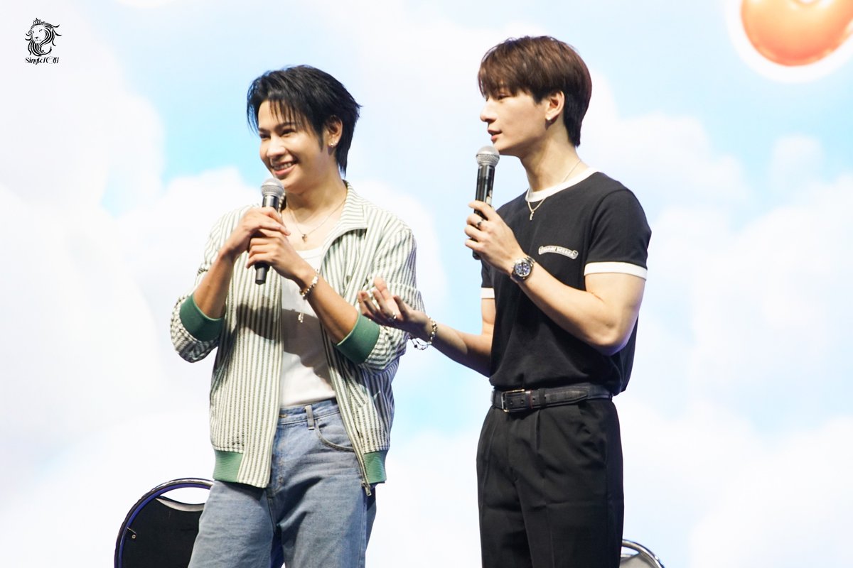 Singtofc_Th's tweet photo. จบลงไปแล้วสำหรับกิจกรรม Fan Sign ในงาน GMMTV FANIVAL 2026 : Happy Family ขอขอบคุณทาง GMMTV ที่จัดกิจกรรมน่ารักๆ ให้พวกเราได้มาเติมพลัง รอยยิ้ม และเสียงหัวเราะร่วมกับ คริส สิงโต และ เจ้าหนูคิงแมน ในวันนี้ ❤️

ขอขอบคุณแฟนคลับทุกท่าน ทั้งที่เดินทางมาร่วมงาน และที่ร่วมส่งกำลังใจผ่านแฮชแท็กด้วยค่ะ 🐢🦁

ขอให้ทุกคนเดินทางกลับบ้านโดยสวัสดิภาพ แล้วพบกันใหม่ในโอกาสหน้านะคะ 🚗

RUANGSANG FAM SMILE DAY

#GMMTVFANIVAL2026HappyFamilyxKS
#KristSingto #KINGMAN 
#SingtoPrachaya