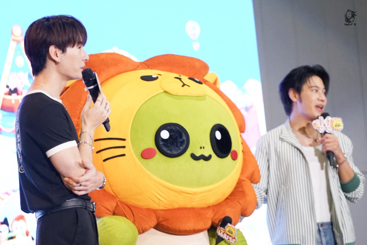 Singtofc_Th's tweet photo. จบลงไปแล้วสำหรับกิจกรรม Fan Sign ในงาน GMMTV FANIVAL 2026 : Happy Family ขอขอบคุณทาง GMMTV ที่จัดกิจกรรมน่ารักๆ ให้พวกเราได้มาเติมพลัง รอยยิ้ม และเสียงหัวเราะร่วมกับ คริส สิงโต และ เจ้าหนูคิงแมน ในวันนี้ ❤️

ขอขอบคุณแฟนคลับทุกท่าน ทั้งที่เดินทางมาร่วมงาน และที่ร่วมส่งกำลังใจผ่านแฮชแท็กด้วยค่ะ 🐢🦁

ขอให้ทุกคนเดินทางกลับบ้านโดยสวัสดิภาพ แล้วพบกันใหม่ในโอกาสหน้านะคะ 🚗

RUANGSANG FAM SMILE DAY

#GMMTVFANIVAL2026HappyFamilyxKS
#KristSingto #KINGMAN 
#SingtoPrachaya