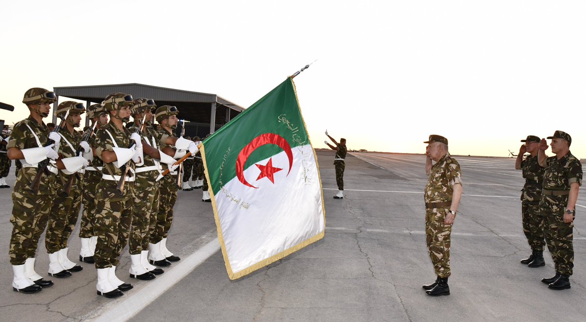 mdnGovDz's tweet photo. 🔴اليوم الثالث من زيارة الفريق أول السعيد شنڨريحة، الوزير المنتدب لدى وزير الدفاع الوطني، رئيس أركان الجيش الوطني الشعبي إلى الناحية العسكرية الثالثة
مواصلة لزيارة العمل والتفتيش إلى إقليم الناحية العسكرية الثالثة، قام السيد الفريق أول السعيد شنڨريحة الوزير المنتدب لدى وزير الدفاع الوطني، رئيس أركان الجيش الوطني الشعبي، اليوم الإثنين12 أكتوبر 2026، بتفقد ومعاينة مشروع إنجاز المستشفى العسكري الجامعي بسعة 240 سرير بتندوف.
في البداية، وبعد مراسم الاستقبال، تابع السيد الفريق أول عرضا مفصلا حول هذه المنشأة الصحية الهامة، قدّمه القائمون على إنجاز هذا المشروع، قبل أن يعاين ميدانيا وتيرة تقدم الأشغال، أين أكد بالمناسبة على ضرورة تسليمه وفق الآجال التعاقدية المتفق عليها مع مراعاة إنجازه وفقا للمعايير الصحية الدولية المعتمدة في إنجاز هكذا مشاريع.
للإشارة فقد قام السيد الفريق أول بوضع حجر أساس هذا المشروع شهر ماي 2025، والذي يدخل في إطار حرص القيادة العليا للجيش الوطني الشعبي على ضمان تعزيز التغطية الصحية الفعالة في المنطقة، وكذا تحسين أداء الهياكل الاستشفائية ورفع مستوى الخدمات الصحية المقدمة، بما يسمح بالتكفل الأمثل بالمستخدمين العسكريين وذويهم.
كما كان للسيد الفريق أول زيارة تفقدية للواء اللوجيستي، أين وقف على الجاهزية العملياتية لهذه الوحدة المكلفة بضمان السير الحسن لسلسلة الإمداد لوحدات قوام المعركة المنتشرة في إقليم الإختصاص.

#وزارة_الدفاع_الوطني_الجزائرية