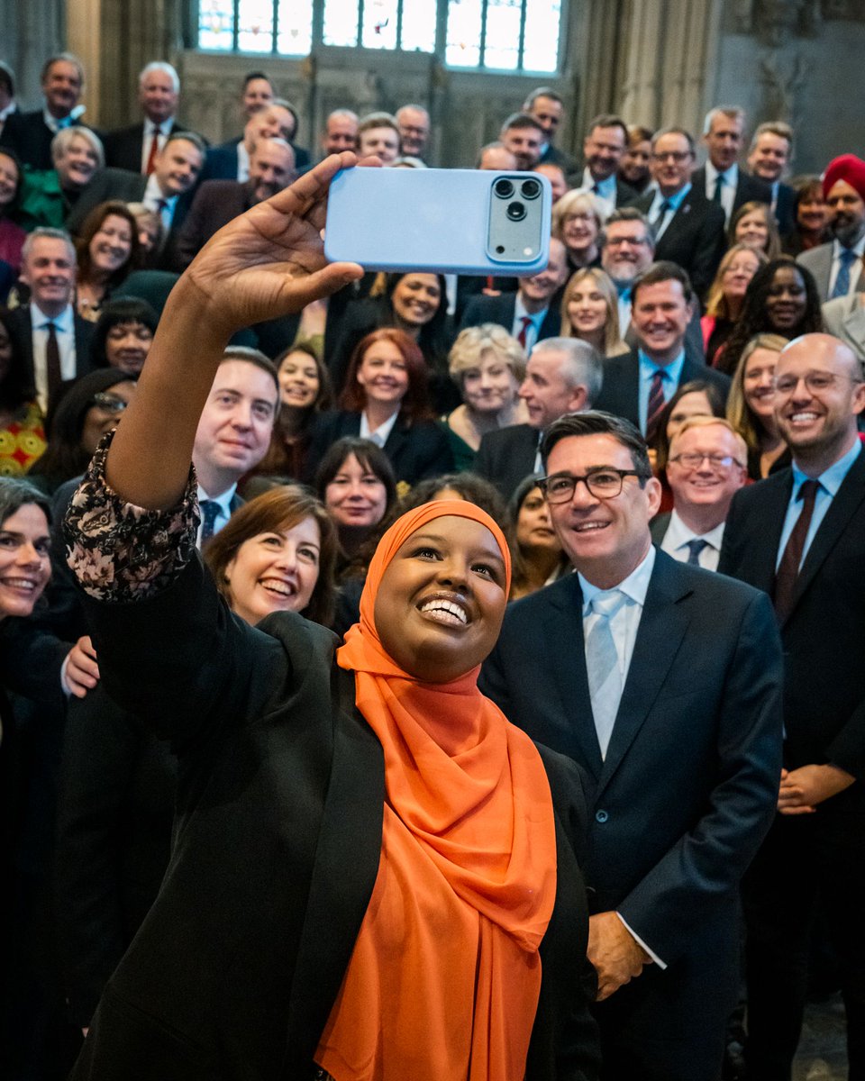 UKLabour's tweet photo. A warm, Labour welcome for our newest Member of Parliament. 🌹 https://t.co/nmqDMIsWai