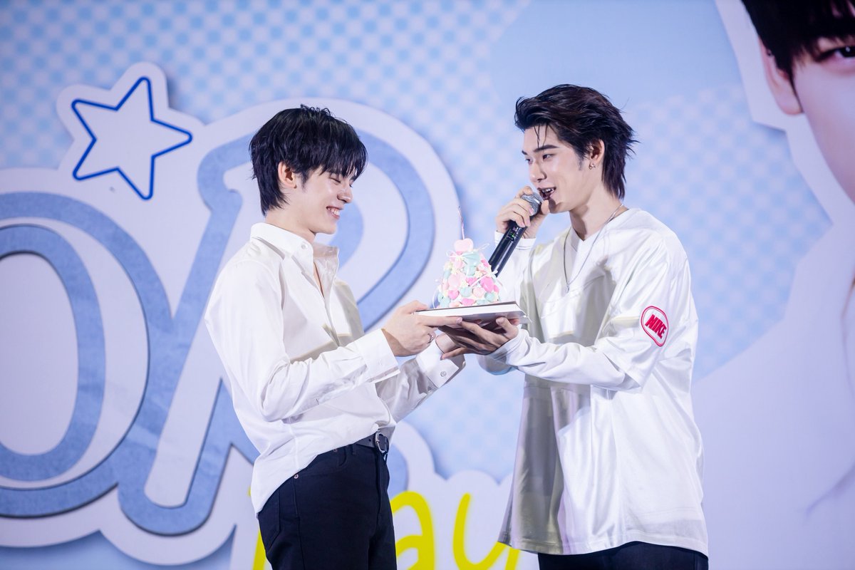 faikeaw_ent's tweet photo. แฟนคลับเปย์หนัก! “ป๋อ ศุภการ” ฉลองวันเกิดครบ 24 ปี
“วาวา” เซอร์ไพรส์ช่อเงินอลังการ มูลค่ารวมกว่า 5 ล้านบาท!
 
#24thHBDPOR
#HappyPorDay
#Porsuppakarn

​เรียกเสียงกรี๊ดสนั่นฮอลล์! สำหรับงานวันเกิดสุดพิเศษ “Happy Por Day” ของหนุ่มฮอต “ป๋อ - ศุภการ จิรโชติกุล” ที่กำลังจะมีอายุครบ 24 ปี ในวันที่ 17 ตุลาคมนี้ ล่าสุดเมื่อวานนี้ 11 ตุลาคมที่ผ่านมา ณ เดอะมอลล์ไลฟ์สโตร์ บางกะปิ เหล่าแฟนคลับคนสำคัญอย่าง “วาวา” มาร่วมฉลองวันเกิดจนเรียกได้ว่าแน่นฮอลล์กันเลยทีเดียว
ในงานจัดเต็มทั้งความสุข ความสนุก แฟนคลับส่งเสียงเชียร์กันอย่างคึกคัก สร้างโมเมนต์น่ารัก ๆ ให้เจ้าของวันเกิดได้ยิ้มแก้มปริตลอดทั้งงาน เรียกว่าทุกช่วงเต็มไปด้วยเสียงหัวเราะ และพลังเชียร์จากเหล่า “วาวา” ที่พร้อมใจกันมาแสดงความรักให้หนุ่มป๋อแบบไม่มีแผ่ว

ความพิเศษไม่ได้จบเพียงเท่านี้ เมื่อพาร์ตเนอร์หมาเด็กบ้อกแบ้กอย่าง “ตี๋ตี๋” หอบเค้กก้อนโตมาร่วมเซอร์ไพรส์อีกด้วย ทำเอาทั้งเจ้าของวันเกิดรวมถึง “วาวา” ฟินไปตลอดทั้งงาน

แต่ไฮไลต์ที่ทำเอาทั้งฮอลล์ฮือฮา ต้องยกให้ช่อเงินสุดอลังการจากแฟนคลับ ที่มีมูลค่ารวมกว่า 5 ล้านบาท! ที่จัดมาอย่างอลังการเพื่อมอบให้ศิลปินคนโปรด งานนี้หนุ่ม “ป๋อ” ได้รับทั้งคำอวยพร และกำลังใจแบบจัดเต็ม กลายเป็นอีกหนึ่งวันเกิดที่เต็มไปด้วยโมเมนต์ประทับใจ และความทรงจำดี ๆ ระหว่างศิลปินกับแฟนคลับ

ด้าน “ป๋อ” เผยความรู้สึกที่มีต่อแฟนคลับทุกคนว่า “ขอบคุณทุกคนมาก ๆ สำหรับงาน Pre birthday เป็นการเป่าเค้กวันเกิดที่มีคนรักป๋อมากมายที่สุดครั้งหนึ่งในชีวิตเลยครับ ขอบคุณทุกแฟนโปรเจกต์ ทุกของขวัญ และทุกความตั้งใจที่มอบให้ผม ผมรับรู้ได้ถึงความรักของทุกคนที่คอยส่งมาให้ตลอดเลย มีความสุขมากเลยครับ ขอบคุณทุกสิ่งที่ทำให้เราได้มาเจอกัน ขอบคุณที่ทำให้ผมมั่นใจในตัวเองมากขึ้น กล้าที่จะเชื่อในความฝัน และอยากเติบโตเพื่อมอบความสุขให้ทุกคนต่อไปครับ รักครอบครัว “วาวา” มาก ๆ อยู่ฉลองวันเกิดด้วยกันไปอีกหลาย ๆ ปีเลยนะครับ”
