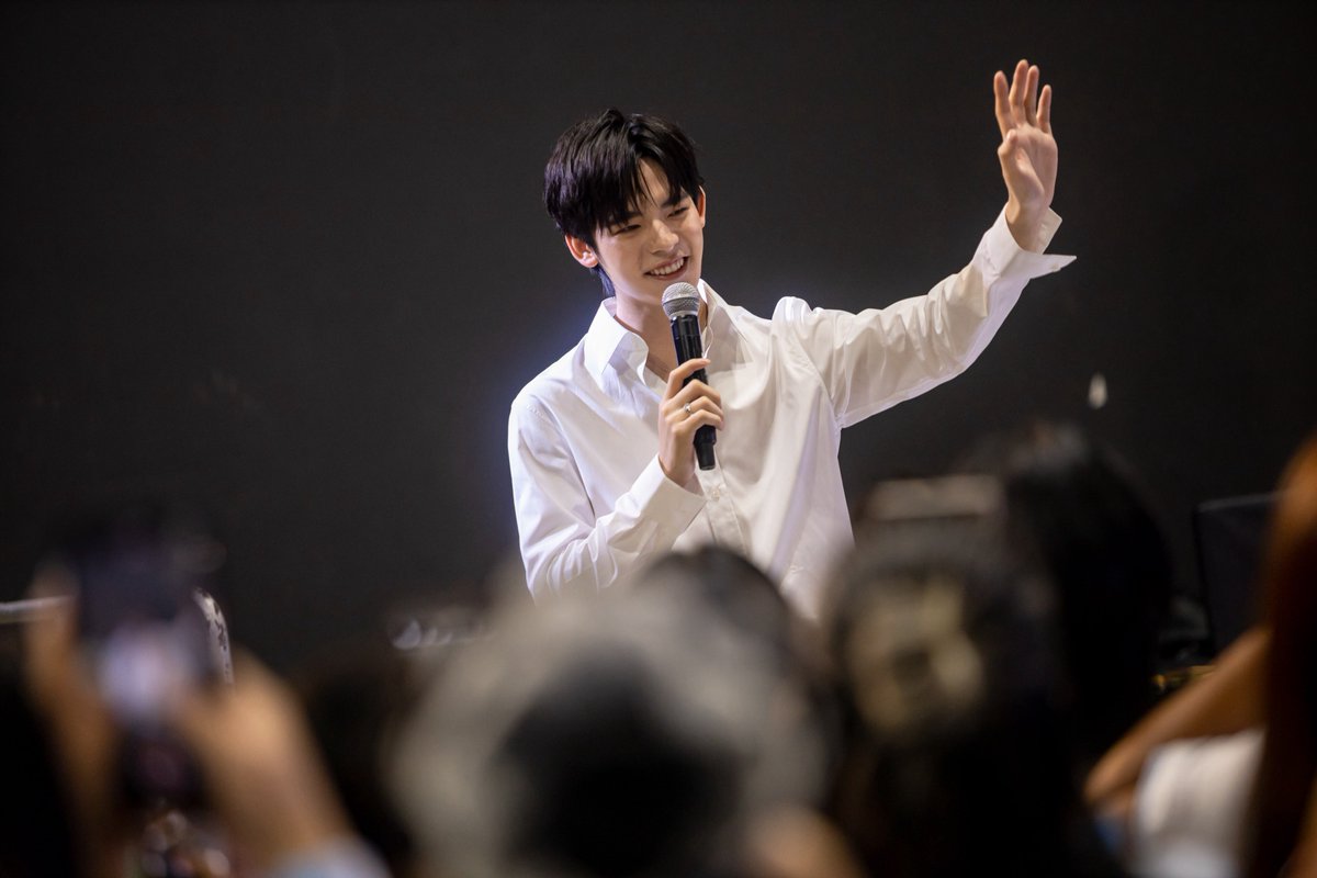 faikeaw_ent's tweet photo. แฟนคลับเปย์หนัก! “ป๋อ ศุภการ” ฉลองวันเกิดครบ 24 ปี
“วาวา” เซอร์ไพรส์ช่อเงินอลังการ มูลค่ารวมกว่า 5 ล้านบาท!
 
#24thHBDPOR
#HappyPorDay
#Porsuppakarn

​เรียกเสียงกรี๊ดสนั่นฮอลล์! สำหรับงานวันเกิดสุดพิเศษ “Happy Por Day” ของหนุ่มฮอต “ป๋อ - ศุภการ จิรโชติกุล” ที่กำลังจะมีอายุครบ 24 ปี ในวันที่ 17 ตุลาคมนี้ ล่าสุดเมื่อวานนี้ 11 ตุลาคมที่ผ่านมา ณ เดอะมอลล์ไลฟ์สโตร์ บางกะปิ เหล่าแฟนคลับคนสำคัญอย่าง “วาวา” มาร่วมฉลองวันเกิดจนเรียกได้ว่าแน่นฮอลล์กันเลยทีเดียว
ในงานจัดเต็มทั้งความสุข ความสนุก แฟนคลับส่งเสียงเชียร์กันอย่างคึกคัก สร้างโมเมนต์น่ารัก ๆ ให้เจ้าของวันเกิดได้ยิ้มแก้มปริตลอดทั้งงาน เรียกว่าทุกช่วงเต็มไปด้วยเสียงหัวเราะ และพลังเชียร์จากเหล่า “วาวา” ที่พร้อมใจกันมาแสดงความรักให้หนุ่มป๋อแบบไม่มีแผ่ว

ความพิเศษไม่ได้จบเพียงเท่านี้ เมื่อพาร์ตเนอร์หมาเด็กบ้อกแบ้กอย่าง “ตี๋ตี๋” หอบเค้กก้อนโตมาร่วมเซอร์ไพรส์อีกด้วย ทำเอาทั้งเจ้าของวันเกิดรวมถึง “วาวา” ฟินไปตลอดทั้งงาน

แต่ไฮไลต์ที่ทำเอาทั้งฮอลล์ฮือฮา ต้องยกให้ช่อเงินสุดอลังการจากแฟนคลับ ที่มีมูลค่ารวมกว่า 5 ล้านบาท! ที่จัดมาอย่างอลังการเพื่อมอบให้ศิลปินคนโปรด งานนี้หนุ่ม “ป๋อ” ได้รับทั้งคำอวยพร และกำลังใจแบบจัดเต็ม กลายเป็นอีกหนึ่งวันเกิดที่เต็มไปด้วยโมเมนต์ประทับใจ และความทรงจำดี ๆ ระหว่างศิลปินกับแฟนคลับ

ด้าน “ป๋อ” เผยความรู้สึกที่มีต่อแฟนคลับทุกคนว่า “ขอบคุณทุกคนมาก ๆ สำหรับงาน Pre birthday เป็นการเป่าเค้กวันเกิดที่มีคนรักป๋อมากมายที่สุดครั้งหนึ่งในชีวิตเลยครับ ขอบคุณทุกแฟนโปรเจกต์ ทุกของขวัญ และทุกความตั้งใจที่มอบให้ผม ผมรับรู้ได้ถึงความรักของทุกคนที่คอยส่งมาให้ตลอดเลย มีความสุขมากเลยครับ ขอบคุณทุกสิ่งที่ทำให้เราได้มาเจอกัน ขอบคุณที่ทำให้ผมมั่นใจในตัวเองมากขึ้น กล้าที่จะเชื่อในความฝัน และอยากเติบโตเพื่อมอบความสุขให้ทุกคนต่อไปครับ รักครอบครัว “วาวา” มาก ๆ อยู่ฉลองวันเกิดด้วยกันไปอีกหลาย ๆ ปีเลยนะครับ”