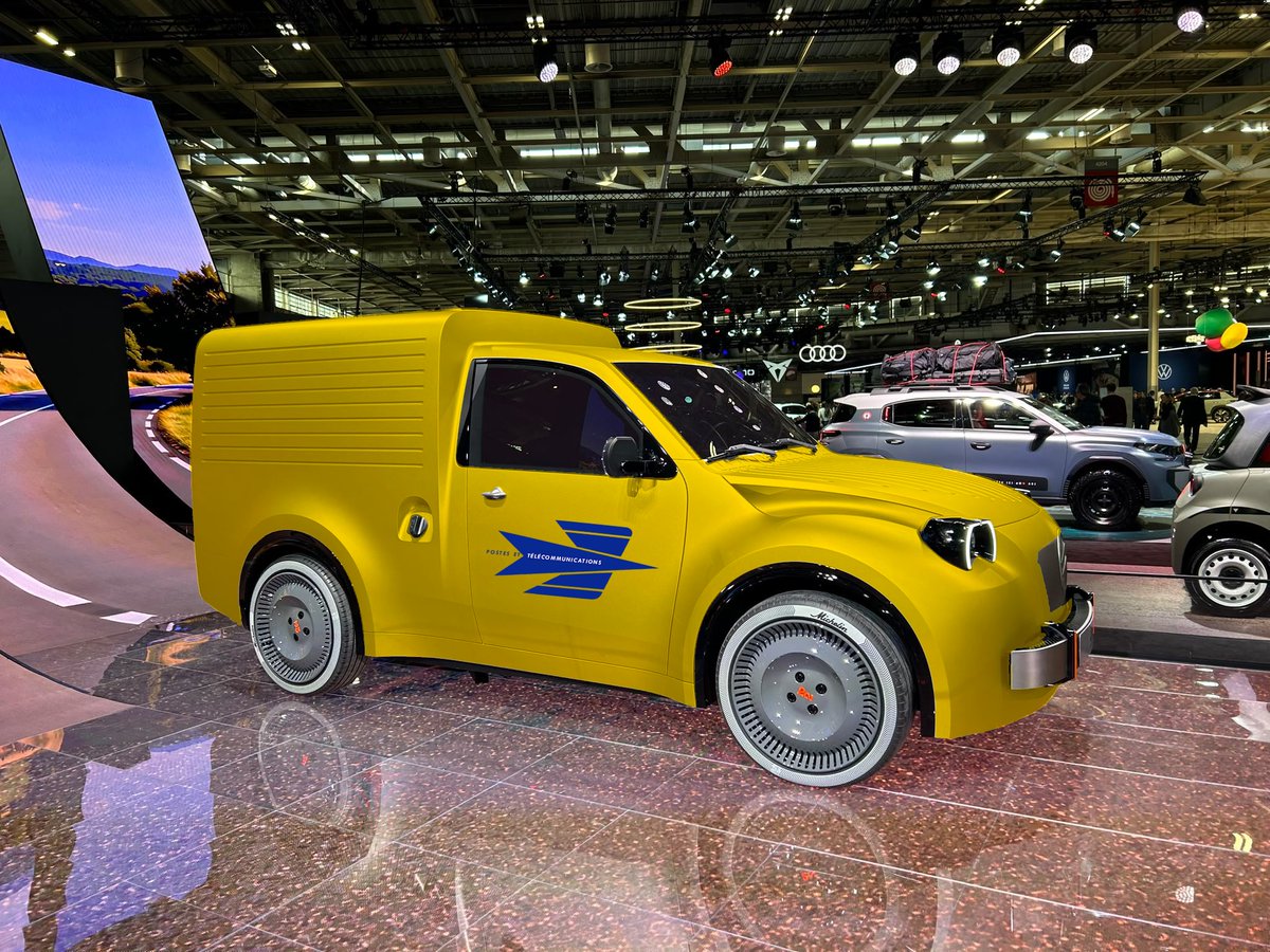 leblogauto's tweet photo. Et si la vraie vedette du Mondial de l'Auto 2026 c'était la 2CV Fourgonnette et non sa version pour particuliers ?

Et si on vous la propose en version La Poste (artisanale sans IA) ?

Voir les photos.
👇
https://t.co/xoywbxmoxQ https://t.co/LxrgIRbF8v