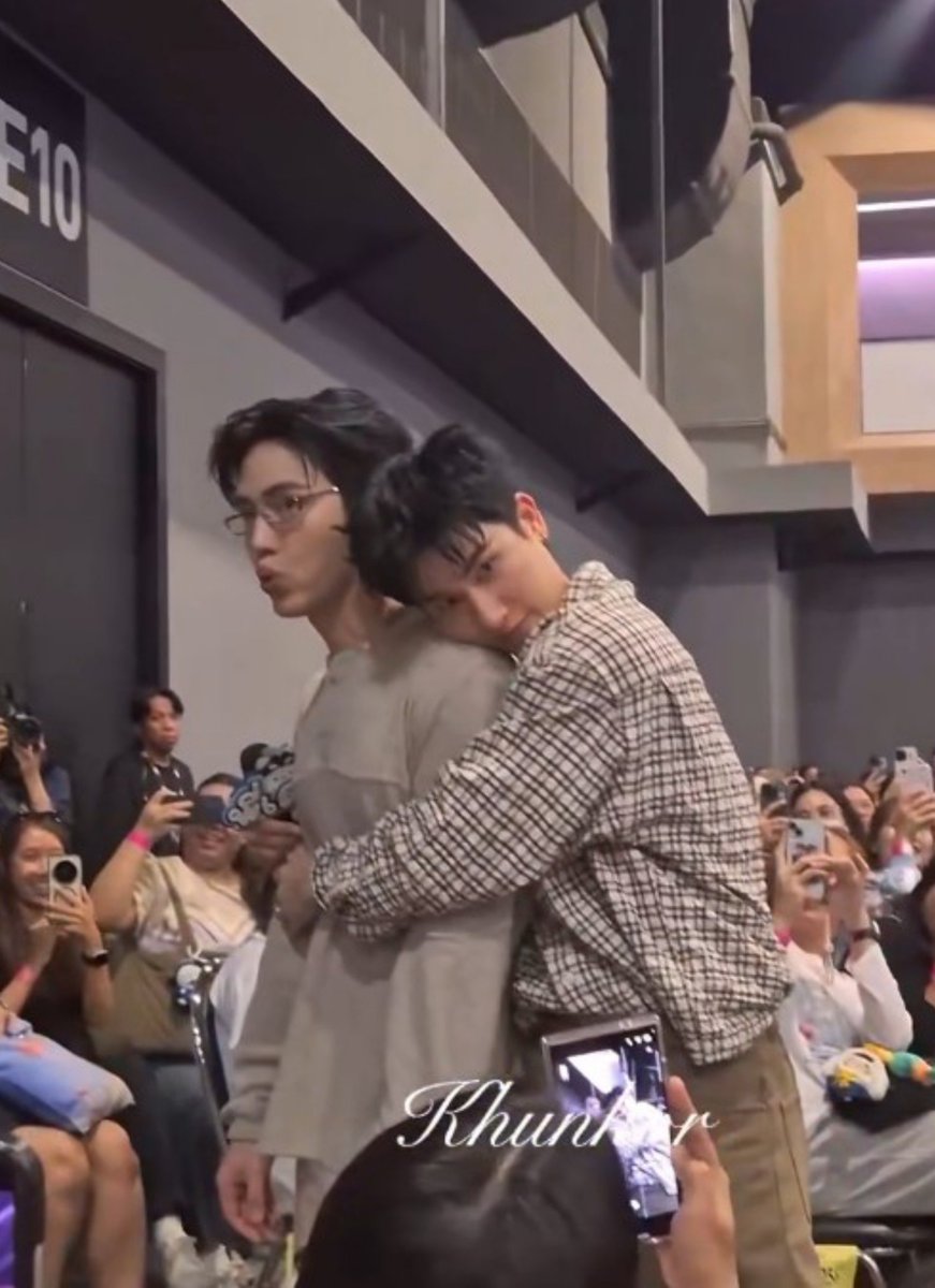 OnlytheClarrie's tweet photo. TayNew when they're tired and clings to their man for comfort >>>

#เตนิว #taynew https://t.co/HMT20ifmOZ