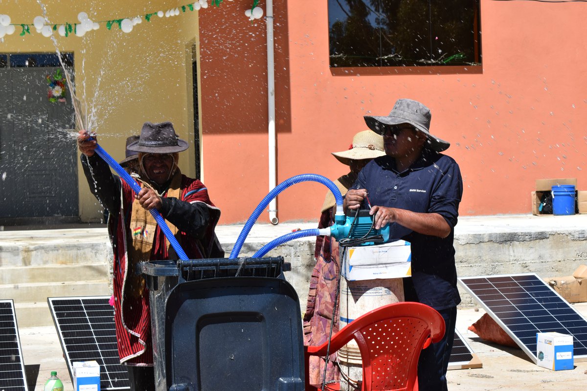 UE_APROCAM's tweet photo. Gobierno mejorará producción agrícola con la entrega de semillas certificadas, bioinsumos y equipos solares en el municipio de Puerto Carabuco https://t.co/OA8V4Wf4vr https://t.co/ypdUJcYy3X