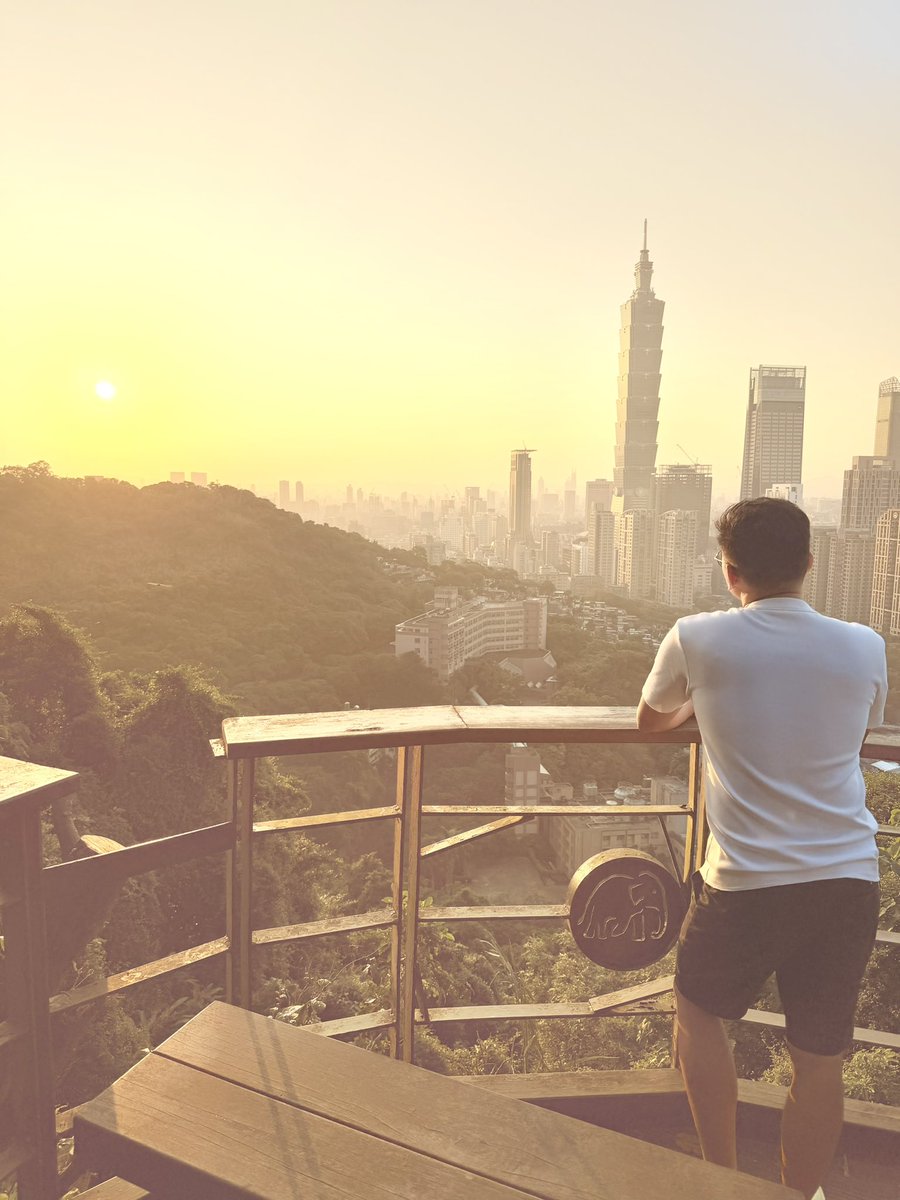 LucasBrandonVil's tweet photo. Last trip around Taipei with my Taiwanese Pikachu before heading back home tomorrow. What a great sunset right? To more random adventures, Pikachu!
#PokemonGo #PokeXciting https://t.co/9HKS5HTAMv