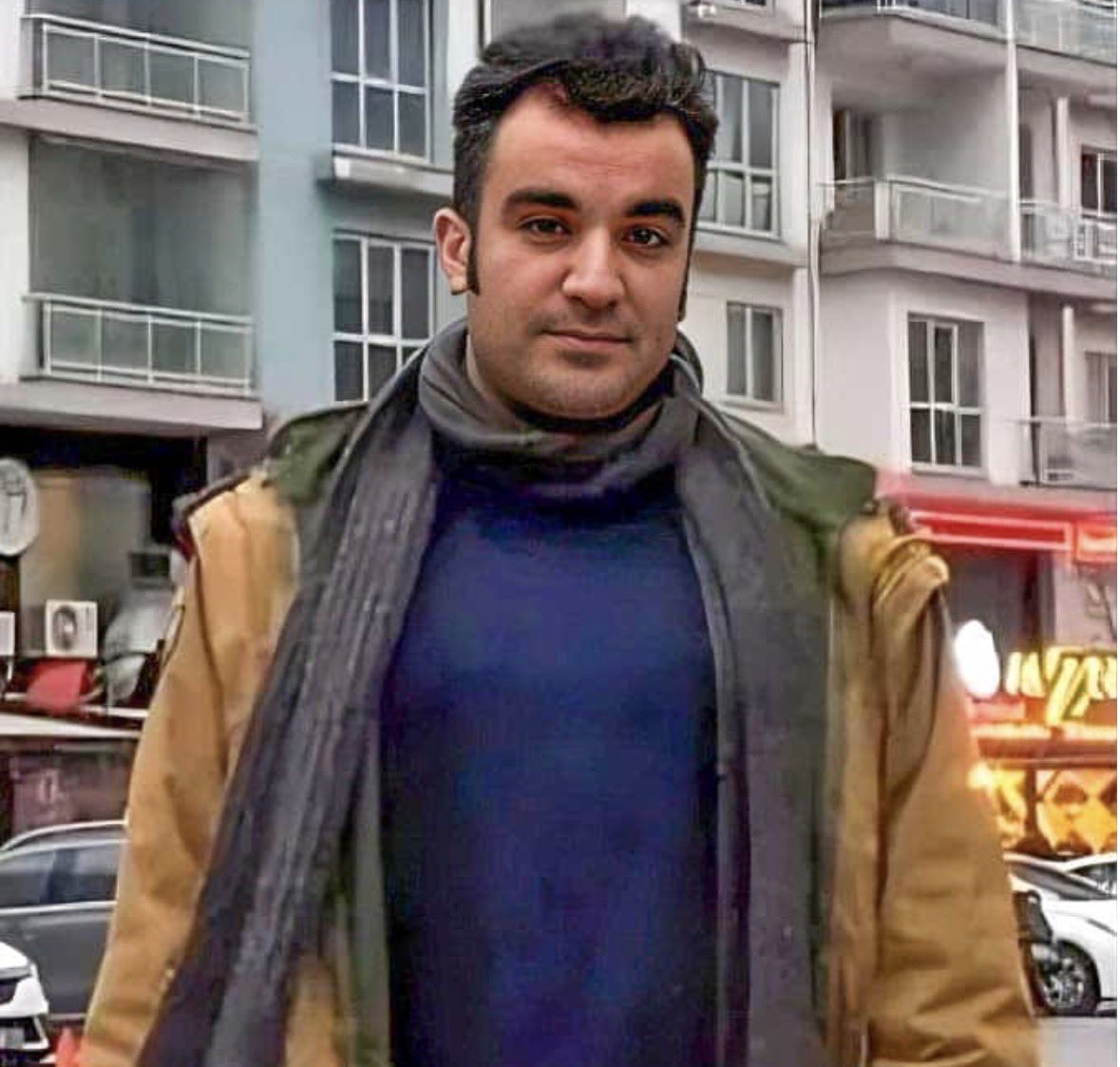 OfficialToomaj's tweet photo. حدود سه سال از دیپورتِ #شهریار_براتی از ترکیه و بازداشتِ او می‌گذرد.
زمانی که آزاد بود از حقوق کارگر، حقوق شهروندی، حقوق زنان و کرامت انسانی می‌نوشت. https://t.co/nmtl3c0K3z