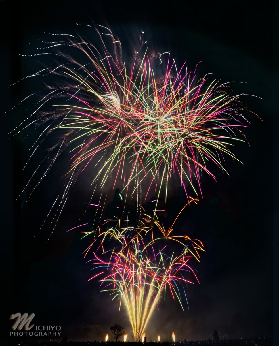 MichiyoPhoto's tweet photo. How many seconds of colour against the darkness do we choose to focus on and remember? How many moments of beauty flash before us, reminding us that beauty may fade if we choose to forget it, leaving the sky in darkness?
#morden #bonfire #fireworks #London https://t.co/bpBGXZhUBm