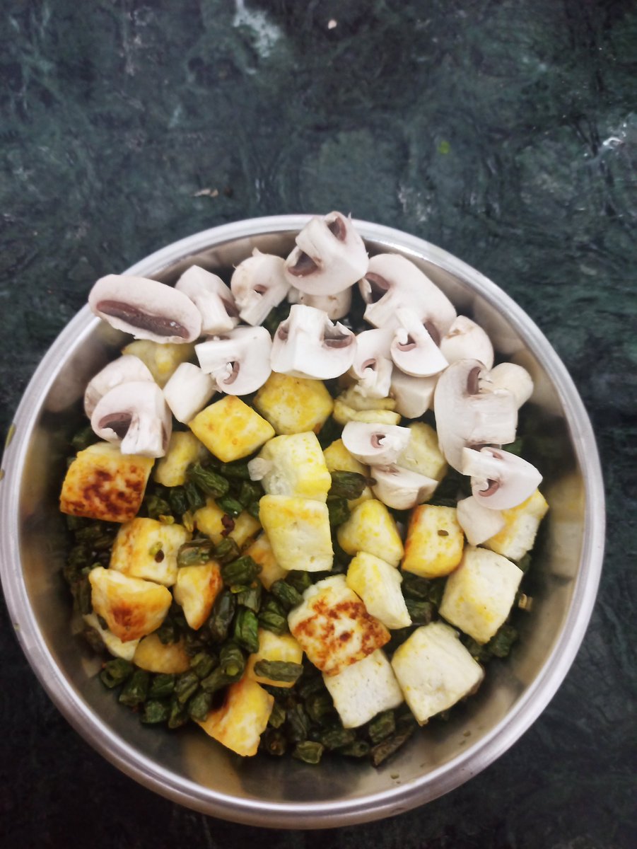 AngaraP58019's tweet photo. 😋 आज खाने में कुछ खास हो जाए! 

ताज़ा मशरूम, सुनहरा पनीर और हरी सब्जियों का स्वाद। 

घर का बना खाना, स्वाद भी और सुकून भी। 
बाहर का खाना या घर का खाना.

आपको क्या पसंद है? 

YES या NO में कमेंट करके बताइए! https://t.co/x2QshgXIl3
