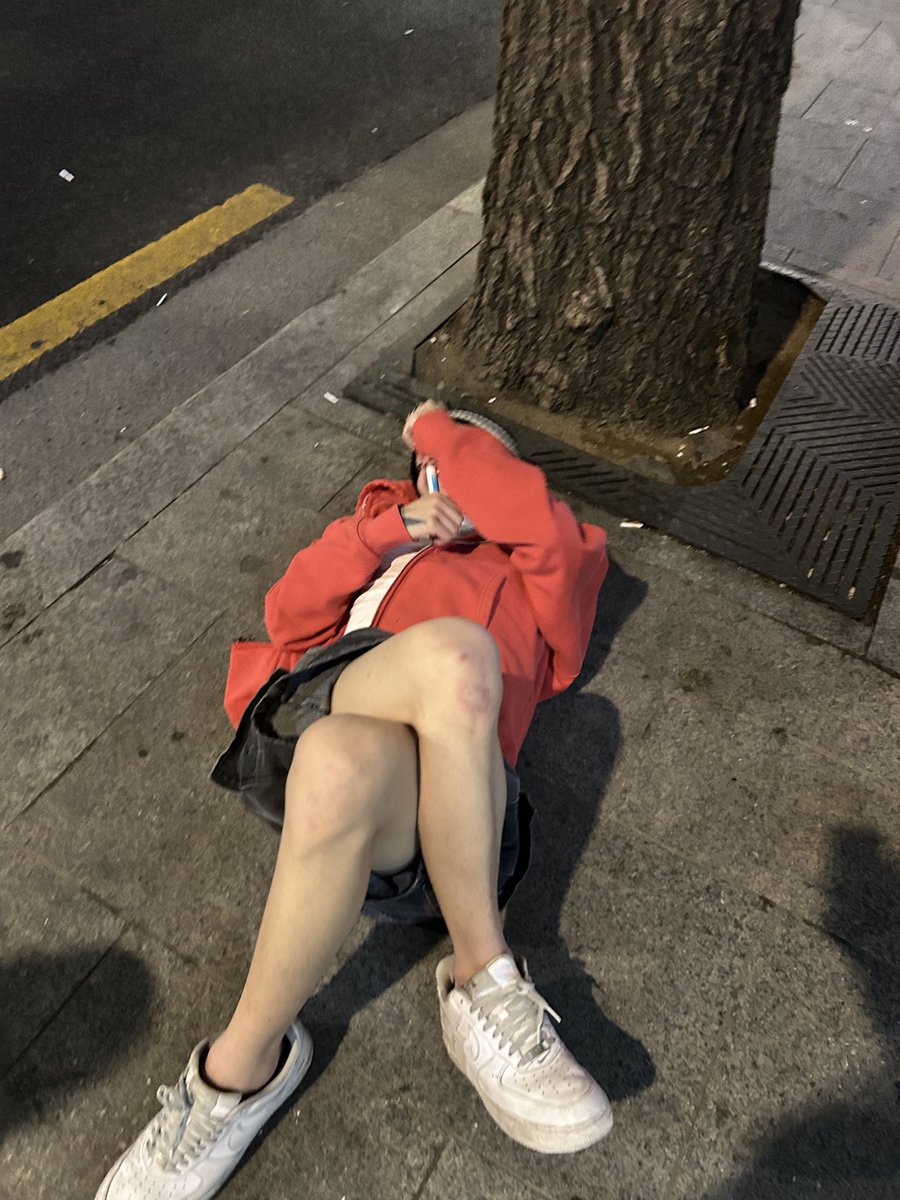cpu_archive's tweet photo. 길거리가 나름 잘어울리는 남자 용준씨 https://t.co/HcYzFv0tTA
