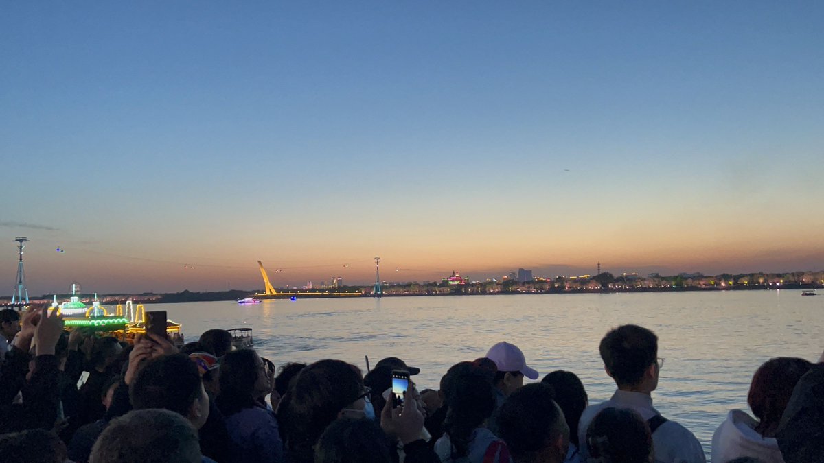 AdrianaApplr's tweet photo. 没狗瀑暮攘の日、思わず写真を撮ったよ。 https://t.co/t2LfYPNi63