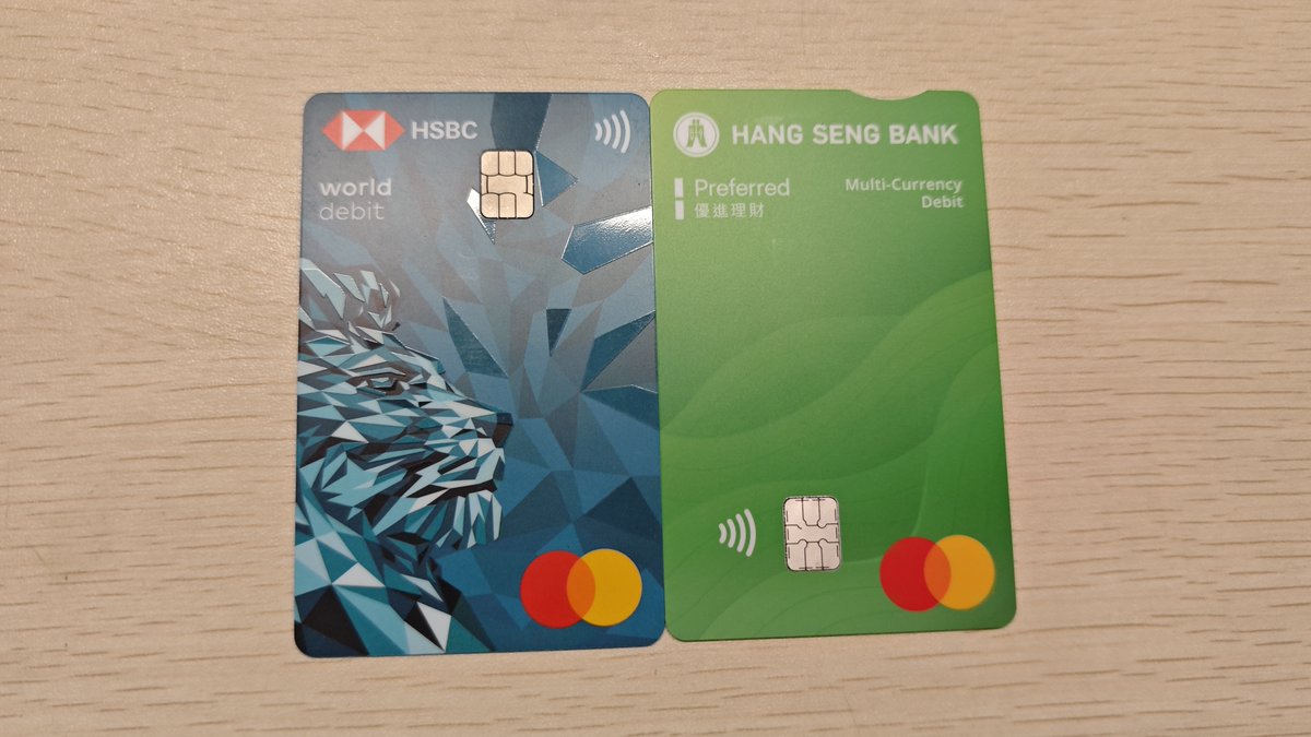 wudihao138hack's tweet photo. 看大家都在抢着办港卡，我这里也说一点，我只推荐三张卡，中银，汇丰，恒生。没事，没事，别问为什么不推荐众安和大象的一些，因为他们是数字银行，而且汇率会比较贵，没有汇丰和恒生这么的方便。以及在日本亲测过后发现还是这两张卡会更好一点。

左边这一张全称是汇丰Mastercard借记卡，我们通常叫蓝狮子，这张卡是新版的，也叫番茄炒鸡蛋蓝狮子卡，属于新新汇丰one账户系统。(我是5月份开的，所以并不属于卓越。后期可能会成卓越账户的。)这张卡目前在2026年之后开始不满1万港币，(综合评估，像投资理财那些都算。)会收取每个月100的管理费。但是我问了里面的人说其实就是系统自动的去给你扣款，扣不上就扣不上了，也看不上你这点钱，所以大家放心开，如果不放心，自行存1万港币，保留三四个月即可，这张卡的好处就是全球取现免手续费。拒付率低于2%(这张卡AI not support)是之前大家心目中的神卡。一张卡走天下指的是这张卡。
 
右边这张卡是恒生优进理财扣账卡，这并不是尊享哦，尊享也是要收管理费的。属于香港最早的金融持牌银行，但目前已被汇丰收购，属于汇丰旗下的银行。这个卡的好处在于恒生银行的外汇兑换汇率会比汇丰银行要好。而且有一大堆的福利。像机场贵宾厅消费返现10%，15%那一些。不知道现在还有没有？同样，这张卡的提款卡必须前往线下网点自行办理。和汇丰同理。

在这里我注意到了一个情况，我更推荐大家如果使用starryblu去进行跨境汇款回内地的话，汇丰的速度为两个小时的汇款。恒生的速度为秒汇，这个我也不清楚是什么原因，反正我是这个情况。

因为汇率比较友好，所以恒生更推荐大家的欢迎，且不收任何的管理费。(但我不确定后面收不收，毕竟也是汇丰旗下的。)他现在的风险点就在于如果其中一家银行导致了冻结或关户，可能导致连ban哦，大家注意资金安全和资金用途情况。

最后再讲一下，现在中银香港已经放开了。大家要是能申请下来的话，还是建议去申请一张中银香港作为大陆换汇渠道，就可以不用作为starrybluu进行跨境汇款了。

这里分2点讲一下各自的开户流程，其实都差不多的:

汇丰:下载好汇丰香港APP。我要开户。验证香港地址。(就看你到没到香港。 )身份验证选择港澳通行证。之后上传出入境证明。审核通过过后选择蓝狮子扣账卡。(如果要红狮子卡，在那一步选择自动柜员机到线下去领卡之后在APP里面申请蓝狮子扣账卡。)如果不需要这个红狮子卡的话，直接申请蓝狮子就行。验证你的邮寄地址。(这个的话顺丰寄地址还是尽量精确一点。 )然后等开户了前面的话选择储蓄。千万不要选投资容易被拒。然后日限5万以下。然后等通知就可以了。一般都会给你打电话，确认你的地址情况就会寄出。

2.恒生

开户流程和前面是一模一样的，但是有一点不同。恒生银行的扣账卡并不会因为你开户自动为你邮寄。需要你自行申请。右上角展开菜单，点击我的扣账卡，提款卡。看到这张绿色的卡点立即申请。然后确认你的邮寄地址。等待寄出即可。当然这个你是无法接收到EMS邮寄户号的。所以你等就可以了。😂这个不是平邮，到了会发通知给你的。然后输入里面的到期时间进行激活就可以了，蓝狮子是cvv哦。

3:中银

这个的话我跟你们讲一下，当然流程还是不是这样，我就不确定了。反正前面选择储蓄就对了。还是一样的操作步骤。如果你看到开立户口成功说明你可以进入到主页进行下一步。中银香港的扣账卡在账户页面，找到设置账户，点开就能找到我的中银扣账卡。点进去过后如果出现错误，不用着急是正常原因。等个3~5天就好了，系统那边要录入。如果3~5天都没有出现申请界面和提额界面的话，建议跑一趟香港的一些分行去进行处理这个事情，看看是不是被封控了。如果可以的话，点击申请我的扣账卡，然后确认邮寄地址，这里强调一下，邮寄地址一定要精确到门牌号。因为中银香港走的真的是平邮，是需要你到你们邮局网点去认领的。(都这么开放了，竟然还不走顺丰和EMS。。。。)
拿到卡过后同样是日期激活。为什么我会推荐办这张卡？因为这张卡并不需要通过starrybluu的渠道进行境内汇款。可以直接通过中银快汇直接绑定汇款到你中国银行的内地账户，实现无损入金。这也是为什么这张卡一直卡很久的原因。趁现在放宽了，赶紧去办吧。

前面讲的都是开户流程和开卡流程，现在我来讲一下如何给这些扣账卡入金。
汇丰账户的蓝狮子有两种入境方式，第一种为跨境支付通(并不是swift汇款。)另一种是红狮子提款卡进行。但后者我并不推荐，因为拿到这张卡过后，你在境内提现的手续费为50%，很贵的。现在有跨境支付通，可以通过跨境支付通的方式去汇款到你的同名香港账户。参考图如下(图二为中国银行跨境支付通界面。)，这里你要确定你的香港银行户口在哪里？如果是汇丰选择shanghai开头的，如果是恒生的话，选择hengsheng开头的。至于中银的话，直接走中银快汇就可以绑定同名香港账户。之后填写你的户号，户号会出现在你主页卡片左上角，然后你的拼音姓名进行汇款就可以了。这期是干货分享，学会了就赶紧去试试吧!😂
（原谅我找不到图文，全凭记忆了，有不懂的地方可以问我哦）
#干货
#港卡开户
#港卡知识
#港卡返现
#跨境支付通
