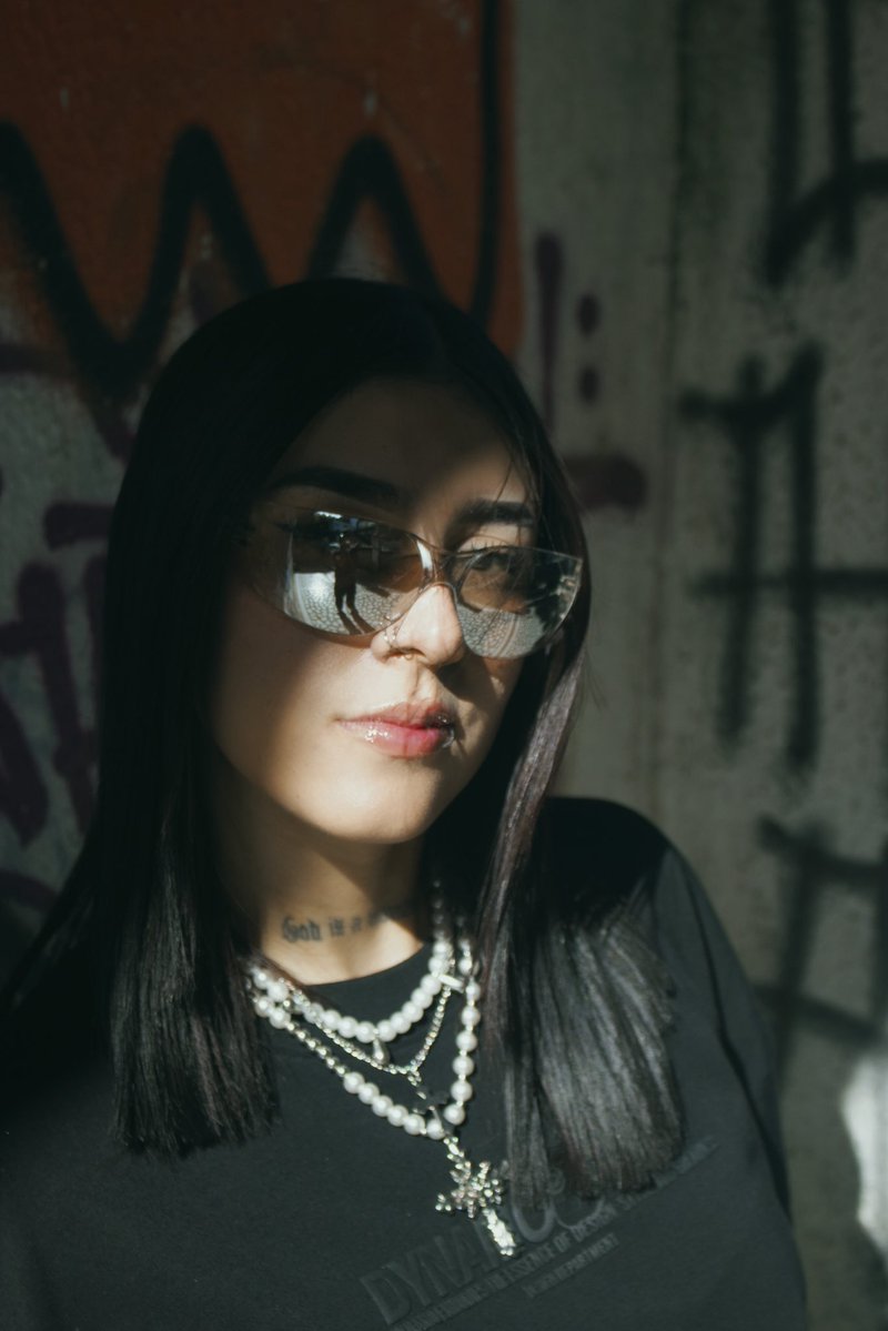 somos_fuegox's tweet photo. "Reflejos."
.
"Perlas, grafiti y cero explicaciones."

@somos_fuegox 
.
#PortraitPhotography #StreetPortrait #FotografíaUrbana https://t.co/EHqt8wESVU