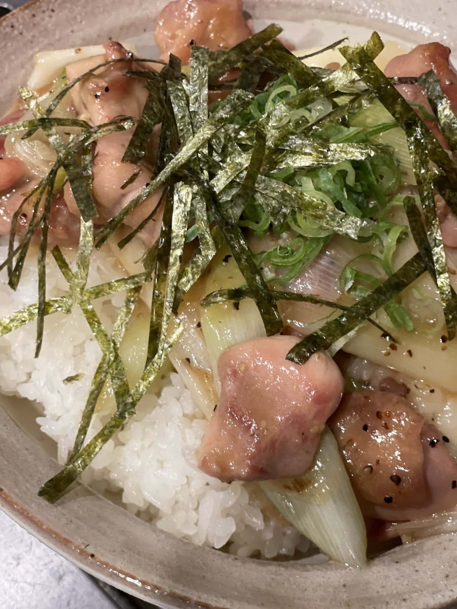 J5Wbf's tweet photo. 早めの賄い飯でも？どどーんと https://t.co/7kwr4siBMT