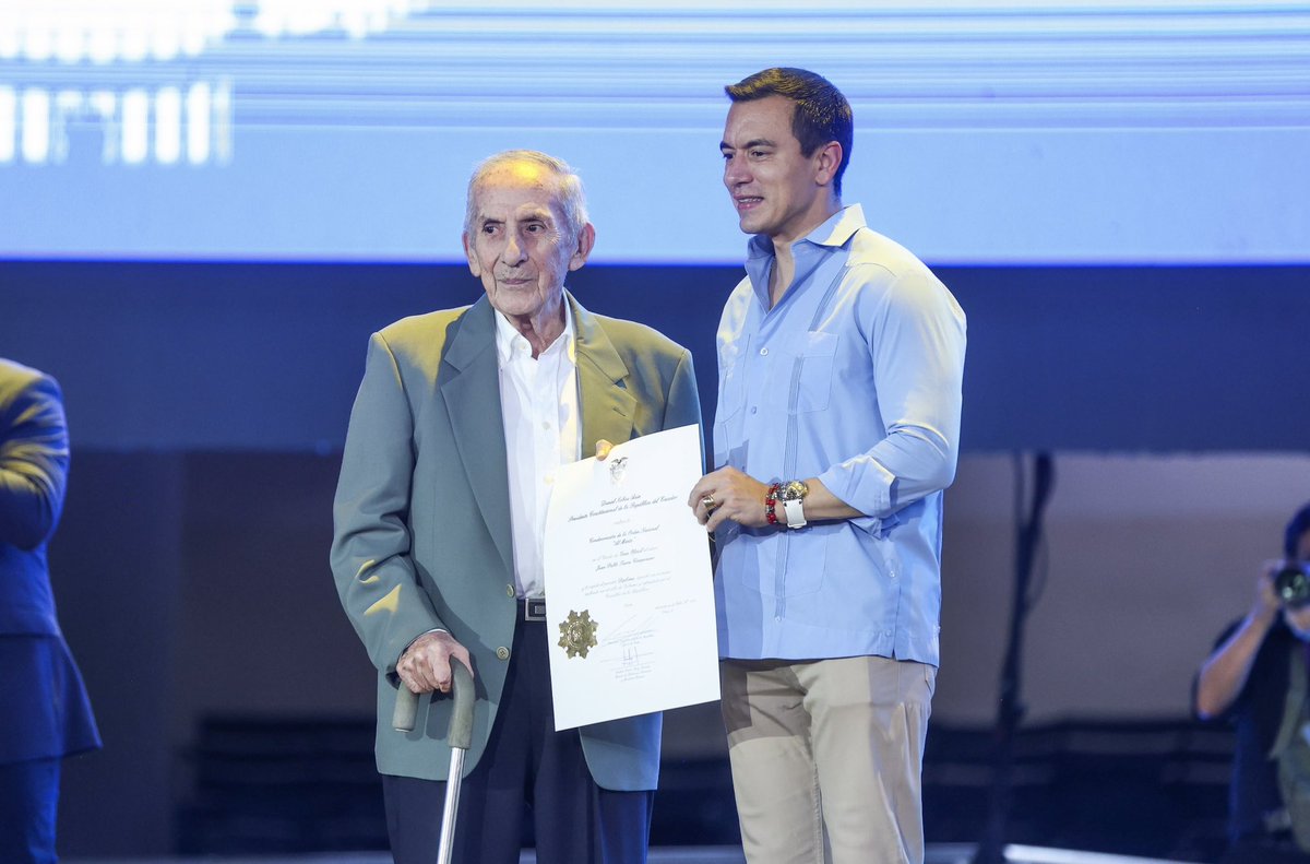 SuperintEC's tweet photo. @DanielNoboaOk 🏅 Como parte del evento, se reconoció la trayectoria y el aporte de destacados representantes de la sociedad civil, entre ellos el médico de SOLCA, #JuanTancaMarengo, por su contribución a la salud pública y al bienestar del país. ✨ https://t.co/l2whdDrwPp