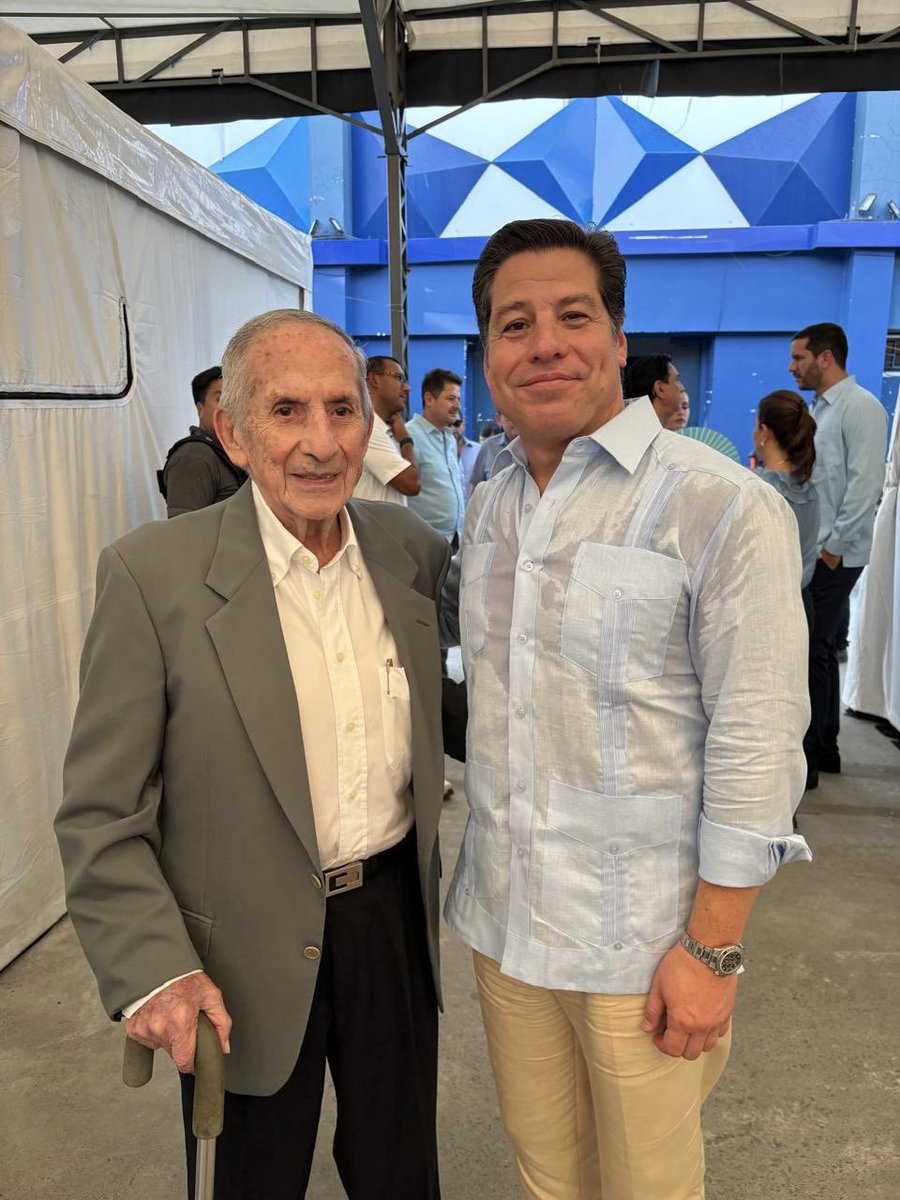 SuperintEC's tweet photo. @DanielNoboaOk 🏅 Como parte del evento, se reconoció la trayectoria y el aporte de destacados representantes de la sociedad civil, entre ellos el médico de SOLCA, #JuanTancaMarengo, por su contribución a la salud pública y al bienestar del país. ✨ https://t.co/l2whdDrwPp
