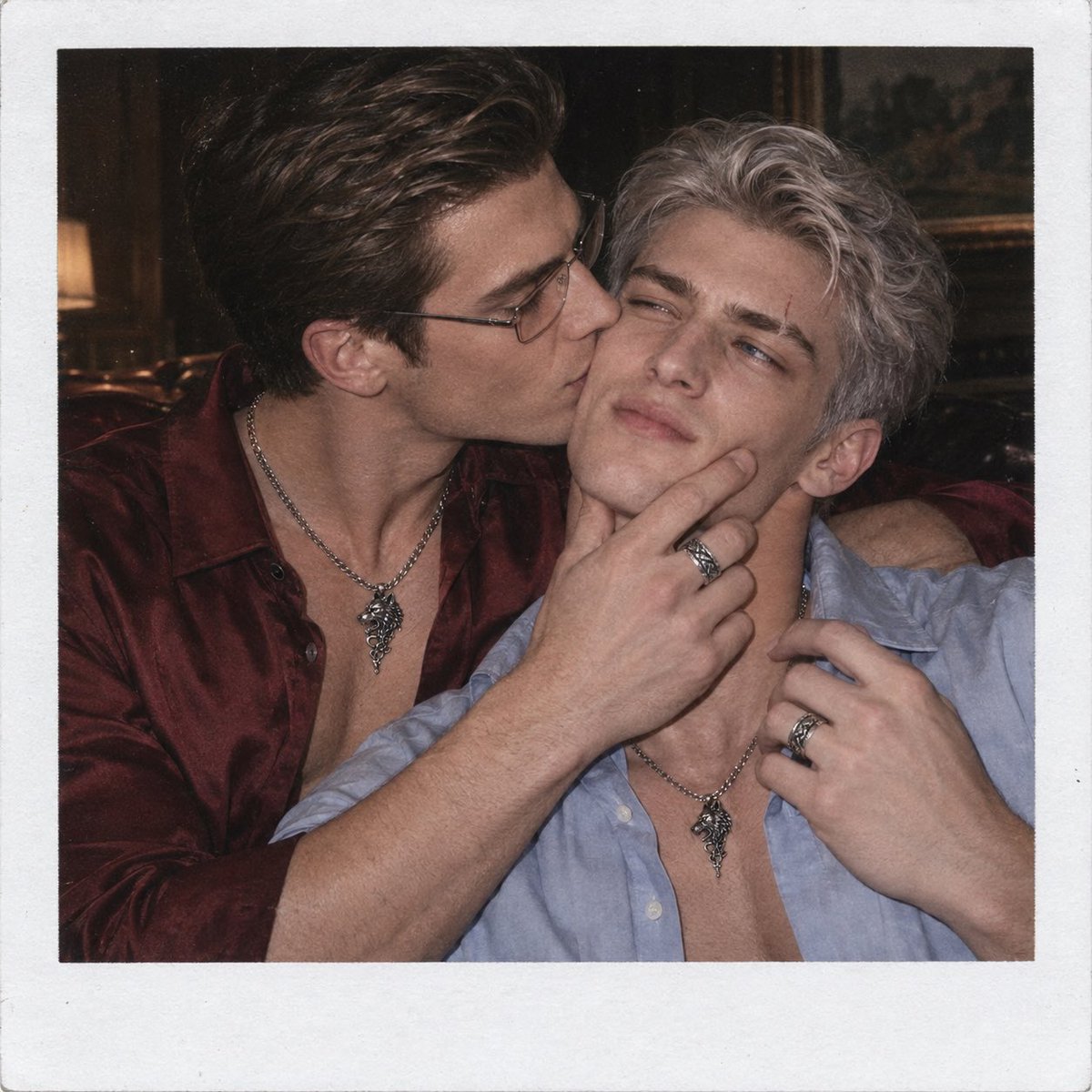 yns1956350's tweet photo. #godfathersalphalover 
暗杀令 A New Experience
When guests pulled them in for photos, Damiano was completely unbothered by the intimacy. Lucian, though reluctant, still played along. https://t.co/V3Q2RPSPMK