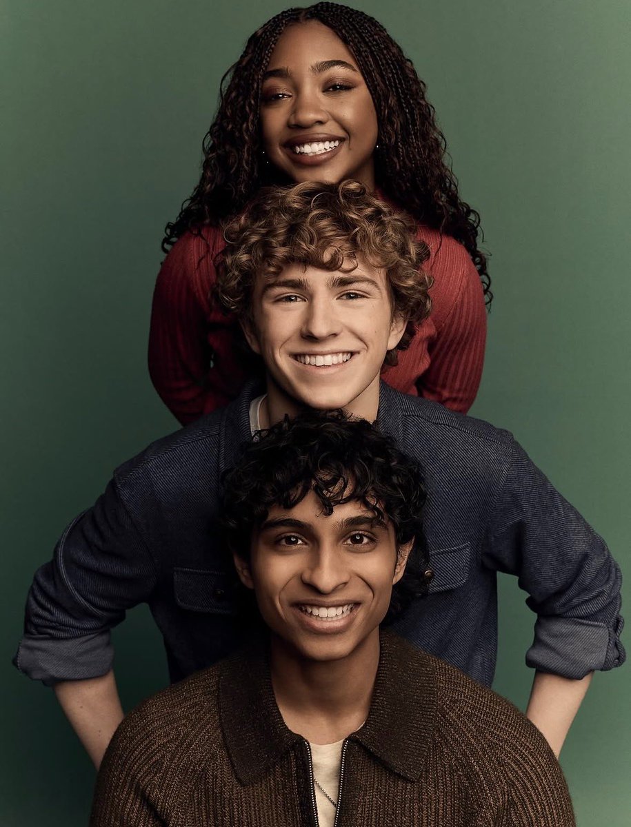 moonspercy's tweet photo. manifesting we get another trio holiday pic like this again https://t.co/VrQEqQHVj0