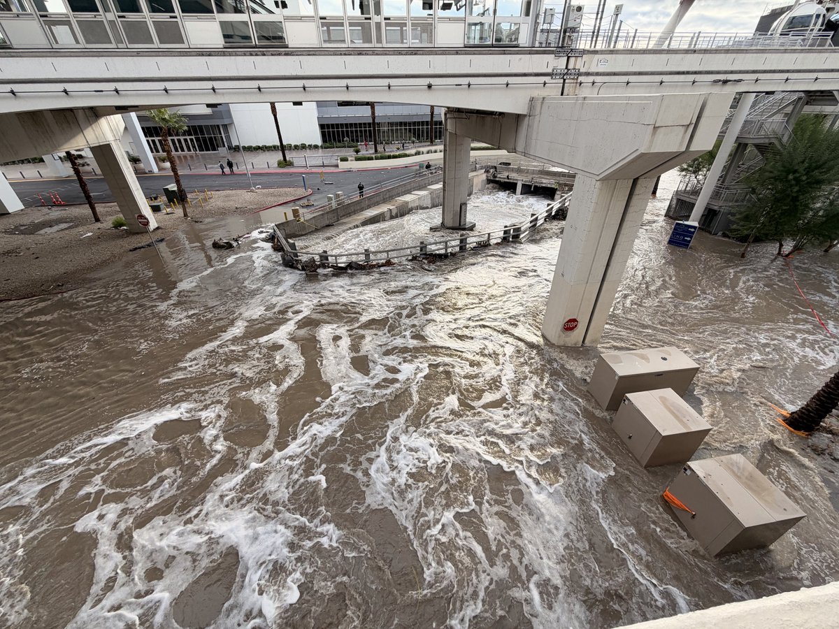 ChikaKirin's tweet photo. @wholemars This was the entrance / exit to the parking garage right there at the LINQ yesterday. Literal river https://t.co/kNupHWJwEn