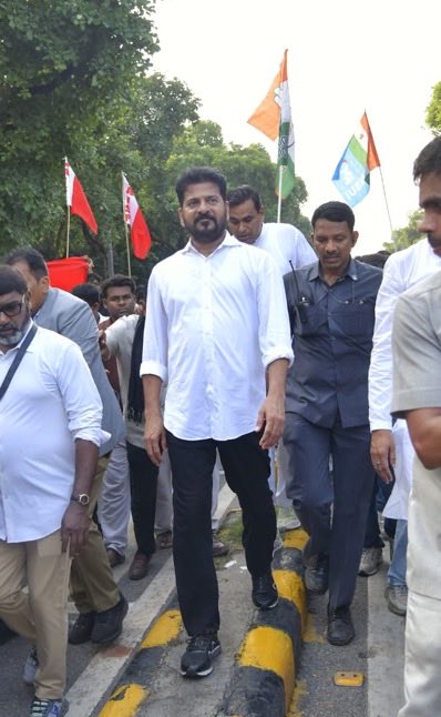 GirijaShetkar's tweet photo. CM Revanth Reddy Garu joined INDIA Alliance’s Protest in Delhi.

Vote Chor
Gaddi Chor 

@revanth_anumula https://t.co/3As0CC43Ps