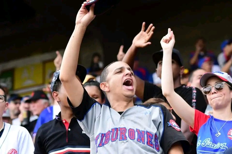 JesusMiguelMP_'s tweet photo. Es HOY 

Arranca la pasión del béisbol y el sentimiento Guairista este año está más fuerte que nunca ⚾🦈

Está ha sido mi mejor foto y por supuesto del mejor @fernandoioduber 🙌🏻 https://t.co/LS2sHcRCal