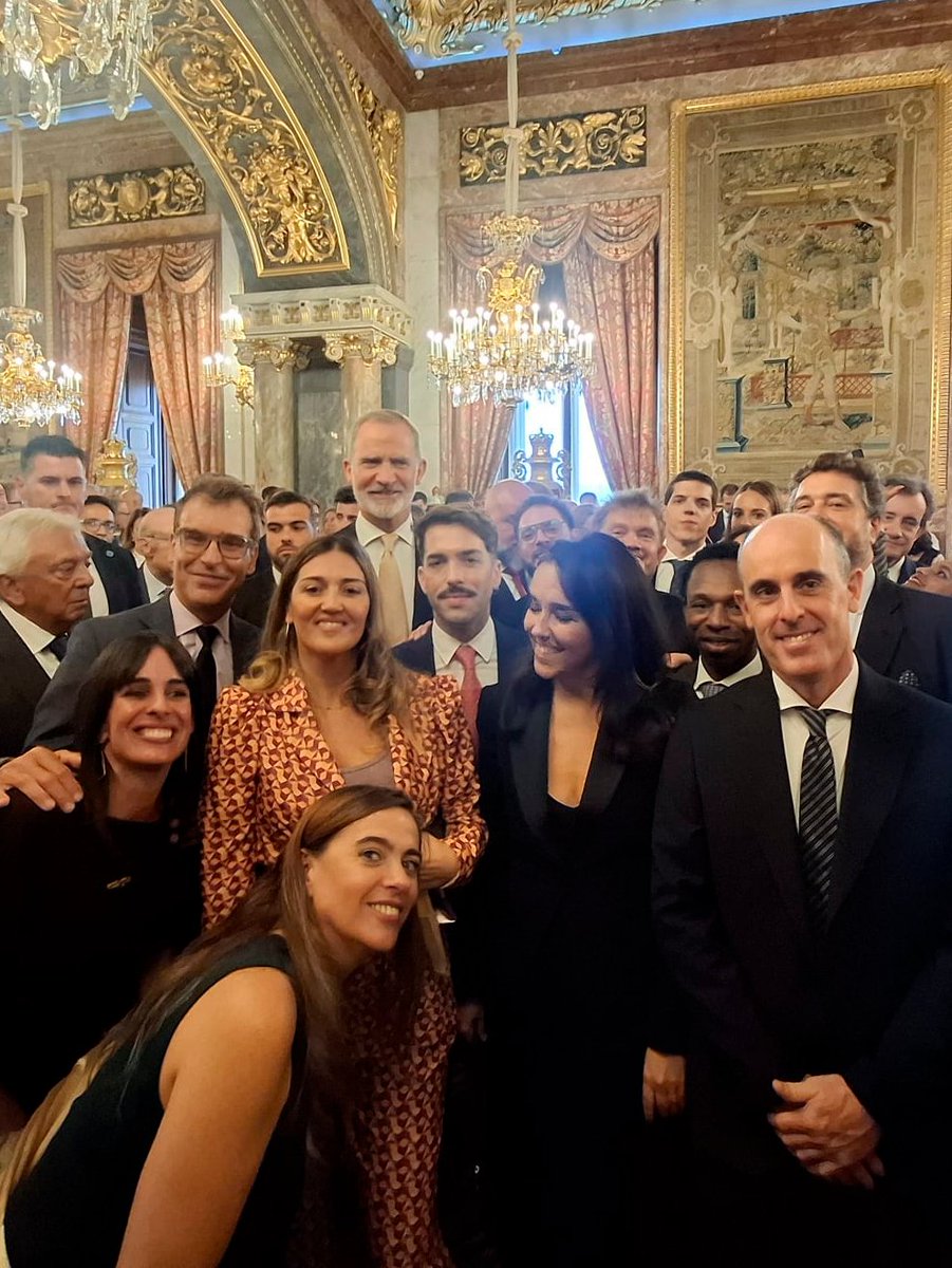 FPdGi's tweet photo. Así han vivido algunos de nuestros premiados el #DíaDeLaFiestaNacional.

Un día de celebración y encuentro junto a los Reyes, la Princesa de Asturias y de Girona, presidenta de honor de la Fundación Princesa de Girona, y la Infanta Sofía.
Una gran ocasión para reivindicar el papel del talento joven en la construcción de nuestra sociedad
