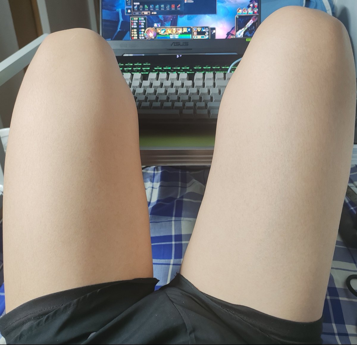 14bvus's tweet photo. 我大腿上有蛋白粉😋 https://t.co/pQUG1Nov5H