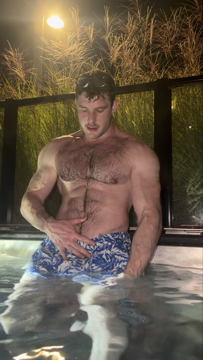 clarkpb01's tweet photo. Found me a hot tub 😊 https://t.co/Ie9d2OFBKh