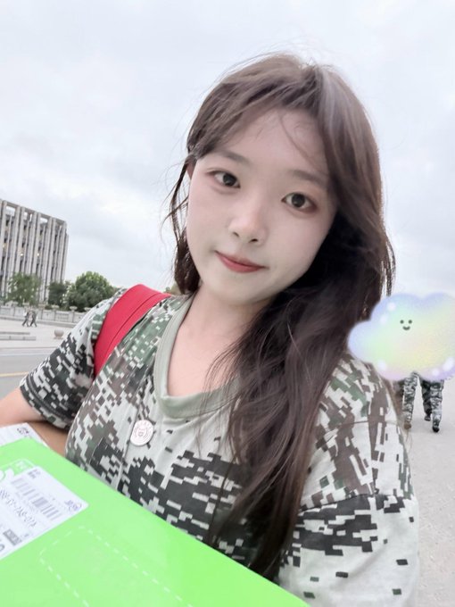 cruncly's tweet photo. 本人在校高二学生，刚拍的

有人看喷泉吗？

好无聊 来X发泄了

流言22我秒发 🦀🦀 https://t.co/dCBpr2Hdkv
