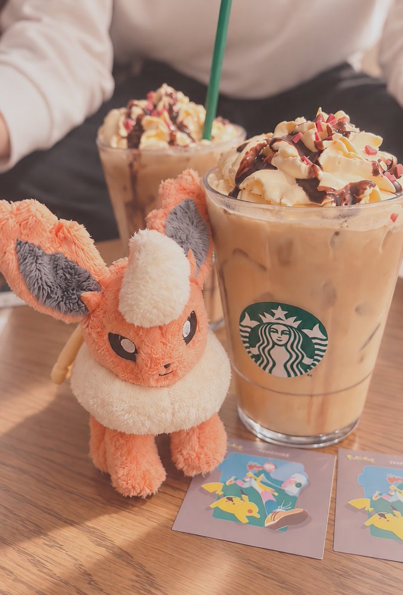 Player_Kusogee's tweet photo. スタバのポケモンコラボ飲んできた✨️
エオス島行く前にブースターと来れてよかった🤗 https://t.co/B5DhIQxueg