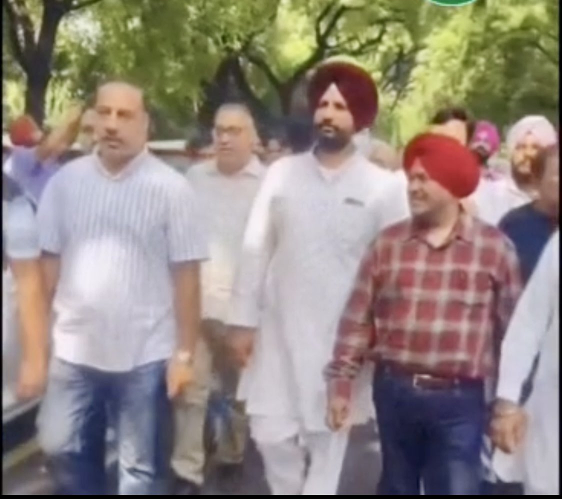 DewanPawan's tweet photo. ਮੋਦੀ ਜੀ, ਤੁਸੀਂ ਜਿੰਨੀ ਮਰਜ਼ੀ ਪੁਲਿਸ ਫੋਰਸ ਤਾਇਨਾਤ ਕਰ ਲਓ, ਪਰ ਲੋਕਾਂ ਦੀ ਆਵਾਜ਼ ਨੂੰ ਦਬਾ ਨਹੀਂ ਸਕਦੇ! ✊🇮🇳
ਸ. @RajaBrar_INC ਜੀ ਦੀ ਅਗਵਾਈ ਹੇਠ ਰਾਹੁਲ ਗਾਂਧੀ ਜੀ ਦੇ ਸਾਥੀ ਸੜਕਾਂ ’ਤੇ ਉਤਰ ਕੇ ਲੋਕਤੰਤਰ ਦੀ ਰੱਖਿਆ ਅਤੇ ਜਵਾਬਦੇਹੀ ਦੀ ਮੰਗ ਕਰ ਰਹੇ ਹਨ।
ਸੁਨੇਹਾ ਬਿਲਕੁਲ ਸਪੱਸ਼ਟ ਹੈ—ਜਦੋਂ ਤੱਕ ਗਿਆਨੇਸ਼ ਕੁਮਾਰ ਅਸਤੀਫ਼ਾ ਨਹੀਂ ਦਿੰਦੇ, ‘ਵੋਟ ਚੋਰੀ’ ਦੇ ਮੁੱਦੇ ’ਤੇ ਸਾਡੀ ਆਵਾਜ਼ ਬੁਲੰਦ ਹੁੰਦੀ ਰਹੇਗੀ! 🚩✊
#VoteChori #RahulGandhi #RajaWarring #Congress #Democracy #PunjabCongress