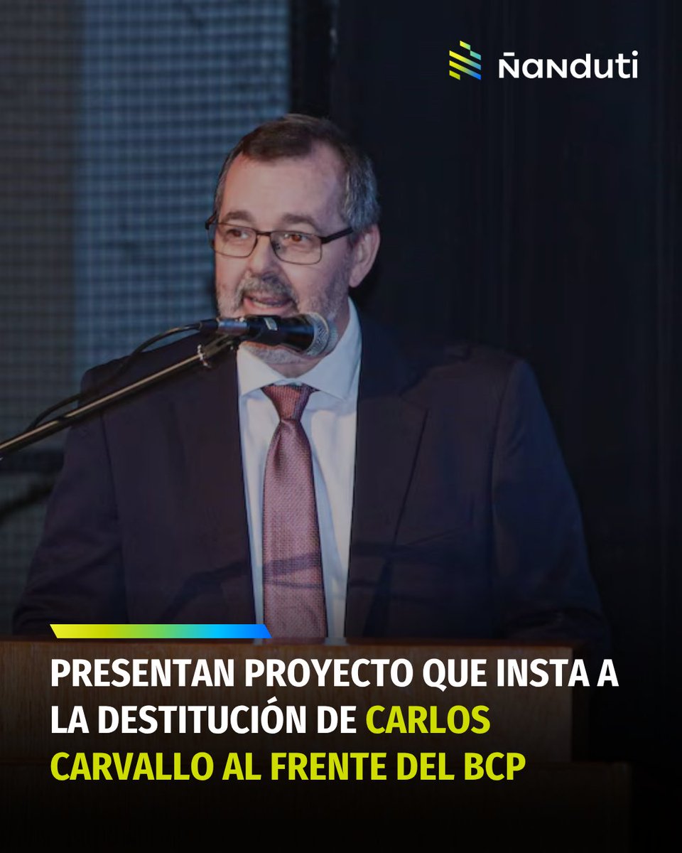 nanduti's tweet photo. 📑 Presentan proyecto de declaración que insta a la destitución de Carlos Carvallo al frente del BCP

👉 El diputado Raúl Benítez (PEN) presentó este lunes ante la Cámara de Diputados un proyecto de declaración que insta al Poder Ejecutivo a promover la destitución por mal desempeño del presidente del Banco Central del Paraguay (BCP), Carlos Dagoberto Carvallo Spalding, en el marco del artículo 17, inciso c) de la Ley N° 489/1995.

🔎 El proyecto se basa en la presunta omisión grave e injustificada de ejercer las atribuciones de control ante indicios de irregularidades prudenciales en las operaciones crediticias de Ueno Bank con empresas vinculadas, que al cierre de abril alcanzaban G 743.784 millones (unos USD 123 millones), equivalentes a aproximadamente el 30% del patrimonio efectivo de la entidad, frente a un límite regulatorio del 20%.

🗂️ El legislador remarca a través de la propuesta la relevancia de un memorando fechado el 10 de julio de 2026, atribuido al entonces gerente de Supervisión del BCP, Fernando Rivarola, que habría planteado observaciones sobre esas operaciones y reparos sobre el uso de una cesión de cartera para corregir los excesos regulatorios.

⚖️ El proyecto insta al Poder Ejecutivo a impulsar los mecanismos pertinentes para esclarecer la responsabilidad de Carvallo y, de verificarse la omisión grave, a iniciar ante la Cámara de Senadores el procedimiento de cesantía por mal desempeño previsto en la ley.

🏛️ El Banco Central, según cita el propio proyecto, había sostenido que el exceso regulatorio fue corregido dentro del plazo legal. El texto fue recibido por la Mesa de Entrada de Diputados este 12 de octubre a las 12:28.

Vía | @arnalditocabral #Ñanduti
