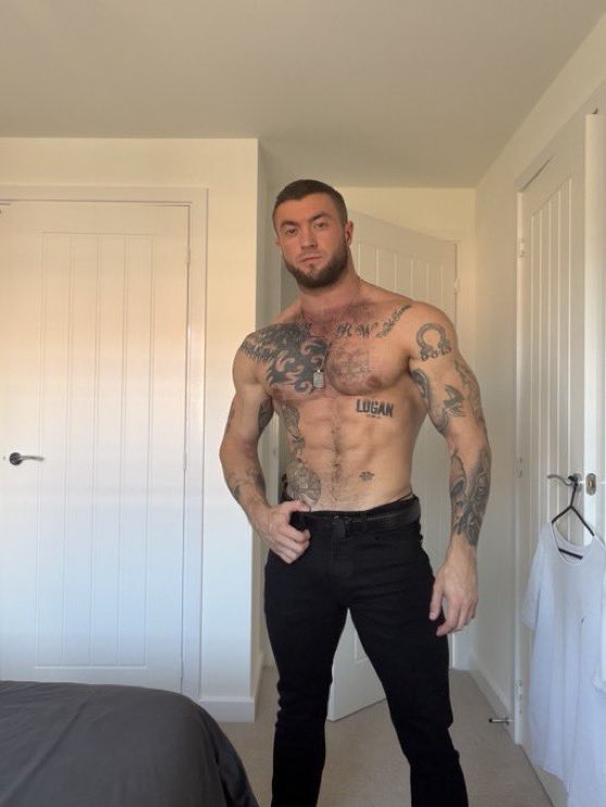 jameshardyx941's tweet photo. Quick question, mate… shirt on or off? https://t.co/wlct4quVra