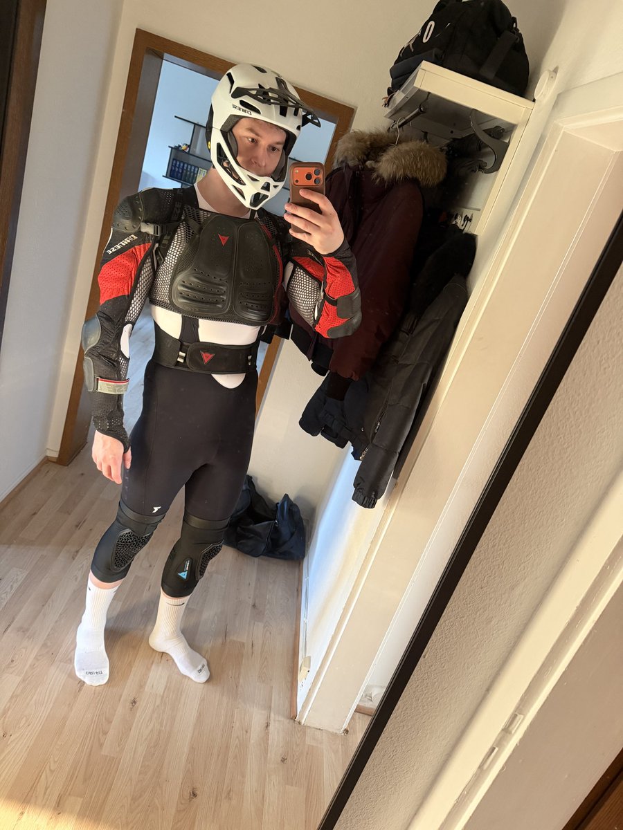 sneakzlad's tweet photo. Algorithm test. Lets see if twitter prefers my front or back (pic 1/2). Engage the post to fix the algorithm. 
Protectors: Dainese, lycra: Ryzon, white socks: nike https://t.co/ATYPEfAlpc