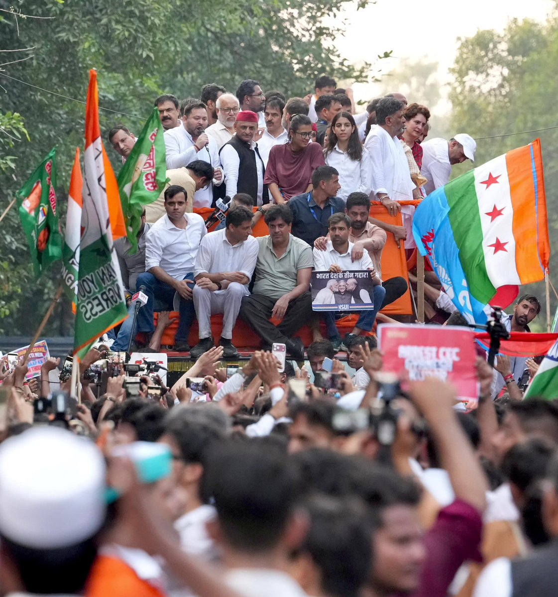 yadavakhilesh's tweet photo. एक इंडिया एक आवाज़ 
अब नहीं सहेंगे अत्याचार 
‘संविधान’ पर यूं आघात
‘आरक्षण’ पर घोर-प्रहार
‘किसान’ से विश्वासघात 
‘नारी-युवा’ पर गहरी मार
हम मिलके करें तार-तार
‘वोट चोरी’ का मायाजाल
एकरंगी सोच की हर चाल
हों बेनक़ाब ये गिरोहबाज़
एक इंडिया एक आवाज़ 

जय संविधान-जय हिंदुस्तान!!! https://t.co/n86ADES2Ej