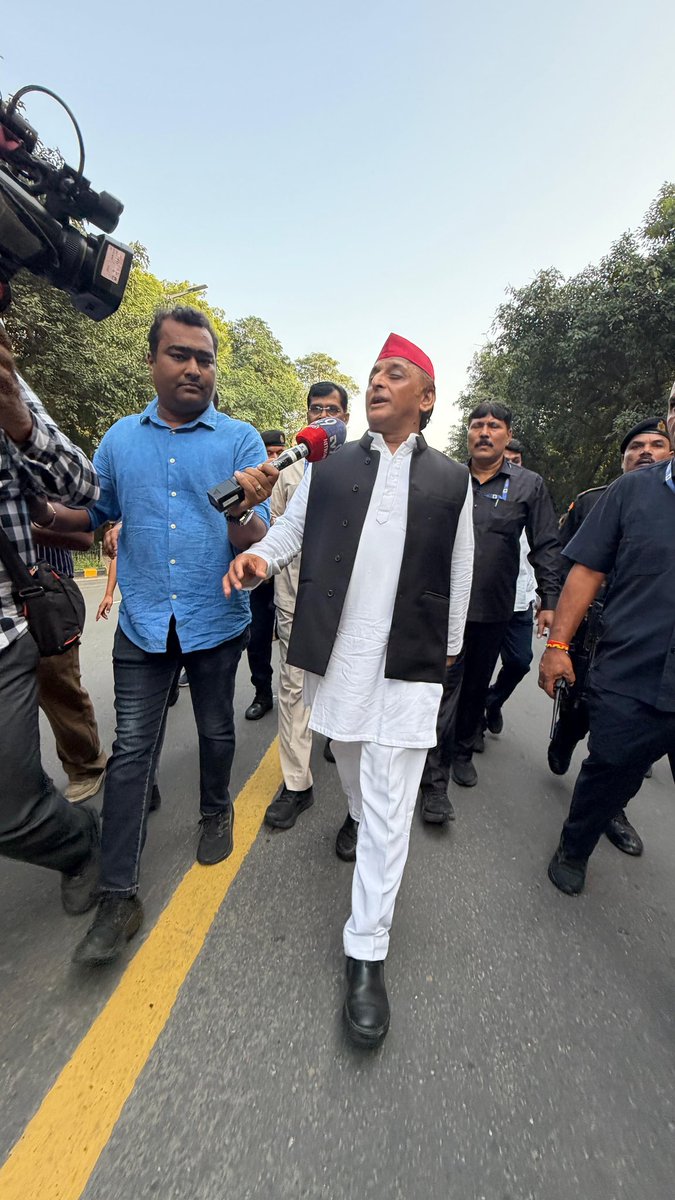 yadavakhilesh's tweet photo. https://t.co/b62Gm4kH7m