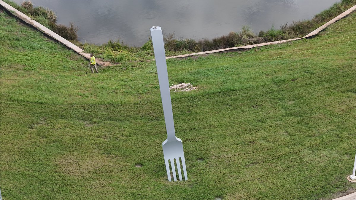 JoeTegtmeyer's tweet photo. 12 October Giga Texas Snapshots & Grand Tour video! It’s a holiday in the US and just off a fantastic @theXtakeover event so I thought it m8ight be a good time to do another grand tour of the entire site with some detail views of specific areas I got a lot of questions about at the event.

I also got a few close ups of the Fork in the Road statue and my favorite, the top of the flag pole!

Enjoy these rare views!