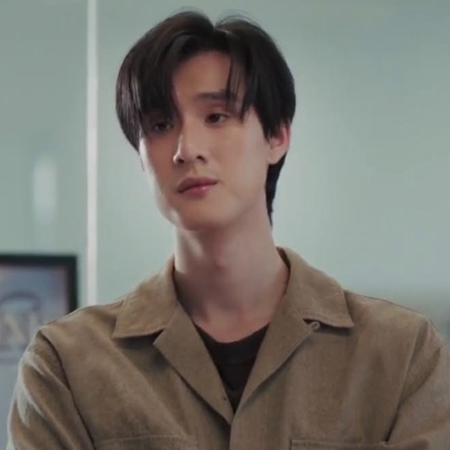 fallngbae's tweet photo. พี่ดิวนางบอกน้องธีเหมือน bertholdt ใน aot พอไปย้อนดู โอเค แป๋ว พูดน้อย อินโทรเวิด ผมเข้าใจทุกอย่างแล้วครับ https://t.co/WUf3TQmrlJ