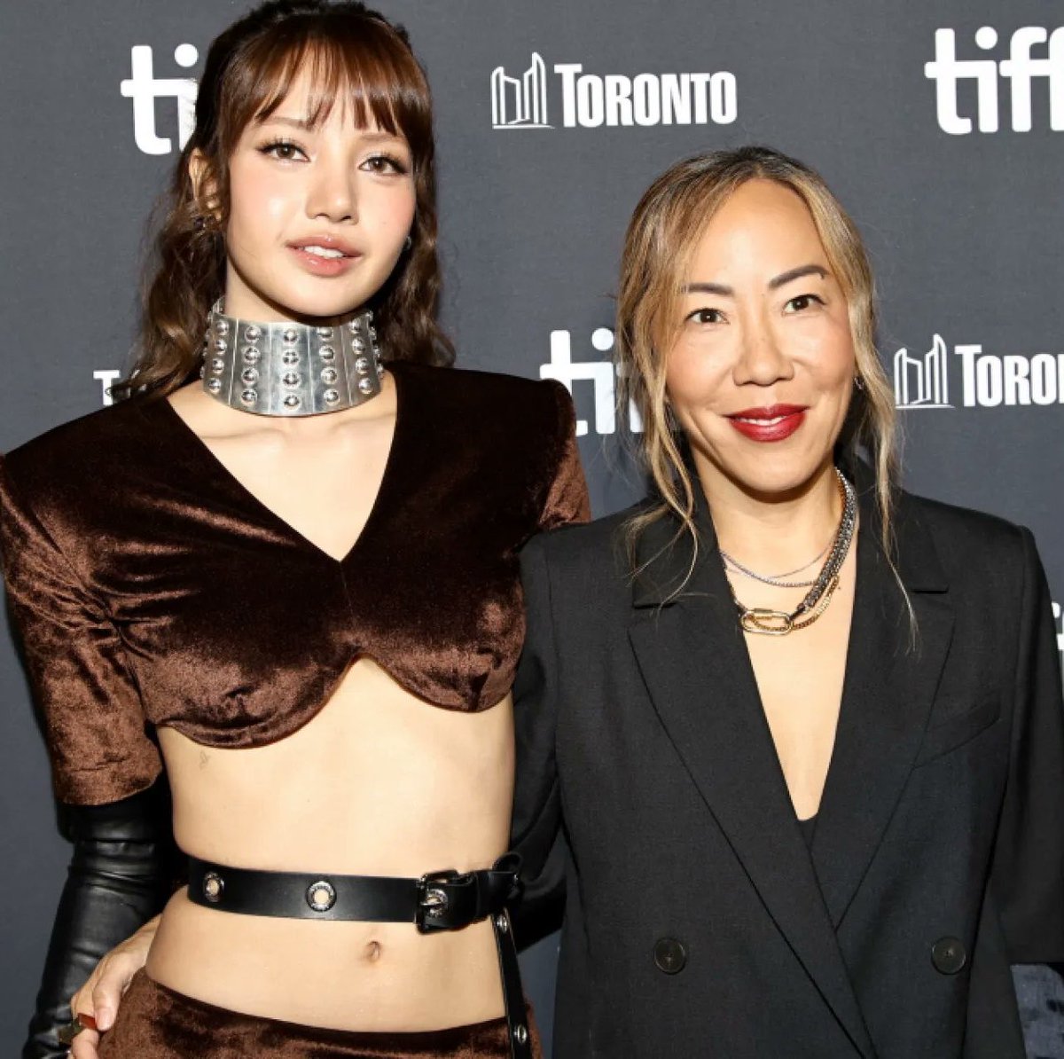 pinksview's tweet photo. “we don’t work with YG in any way on this film. i’ll say that we tried very, very hard to license some of LISA’s previous trainee footage or BLACKPINK music videos or songs, and unfortunately we weren’t authorized. that was the extent of our interactions with YG.” 

- Sue Kim, director of the documentary Always Lalisa.