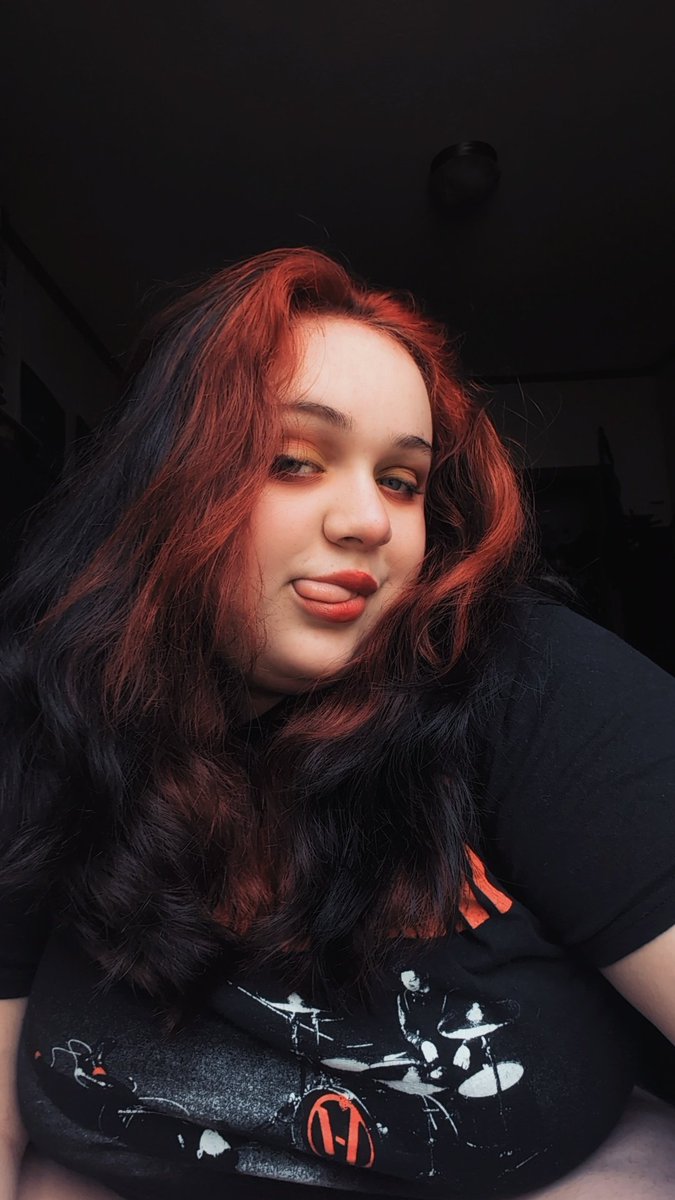 OctaBlurr_'s tweet photo. MEET YOUR OOMF!!!! ♫•*¨*•.¸¸♪✧
• name: Ozz / Blurry 
• sign: Virgo !!
• hobbies: Singing, Drawing, Music, Daydreaming 
• birth flower: Gladiolus
• fav drink: Chocolate Milkshake
• fav animal: Possums and Wolves
• comfort movie: Labyrinth https://t.co/JVvwHxP6J9