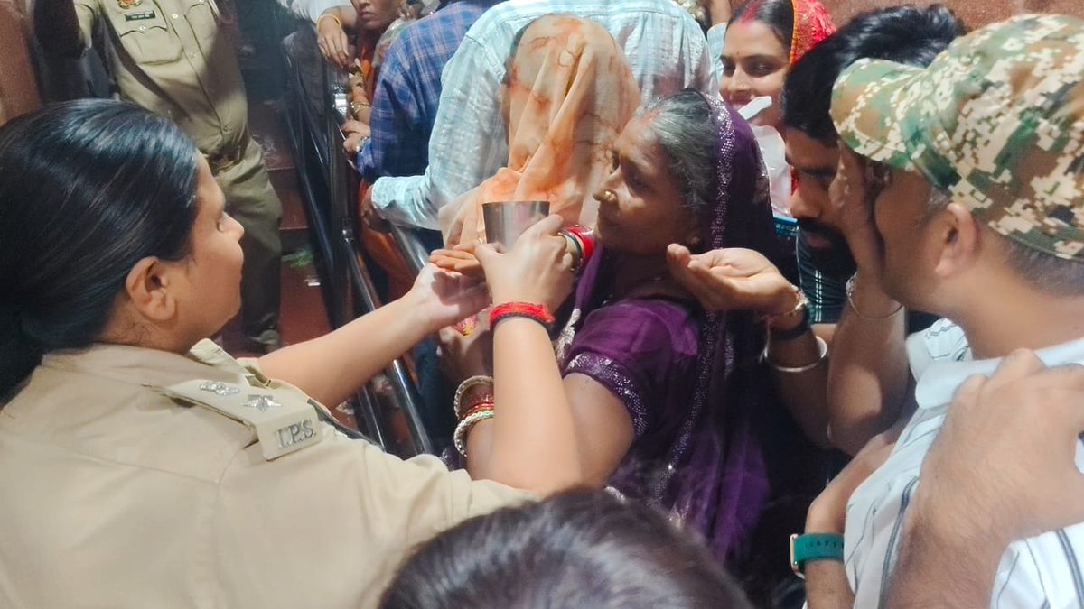 mirzapurpolice's tweet photo. #SP_Mirzapur #अपर्णा_रजत_कौशिक द्वारा शारदीय नवरात्रि कि द्वितीय दिवस की संध्या पर मां विंध्यवासिनी के दर्शन पूजन करने आये श्रद्धालुओं को श्रद्धाभाव से जल पिलाया गया । #UPPolice #Mirzapur https://t.co/5M4lr36cfZ