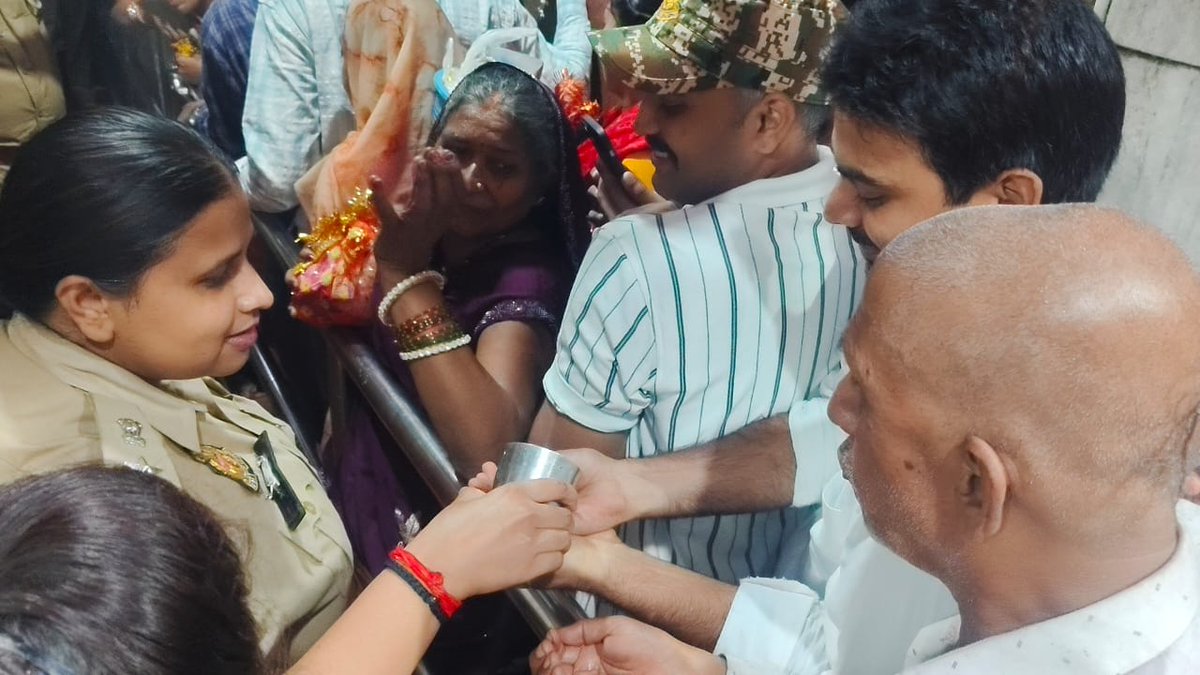 mirzapurpolice's tweet photo. #SP_Mirzapur #अपर्णा_रजत_कौशिक द्वारा शारदीय नवरात्रि कि द्वितीय दिवस की संध्या पर मां विंध्यवासिनी के दर्शन पूजन करने आये श्रद्धालुओं को श्रद्धाभाव से जल पिलाया गया । #UPPolice #Mirzapur https://t.co/5M4lr36cfZ