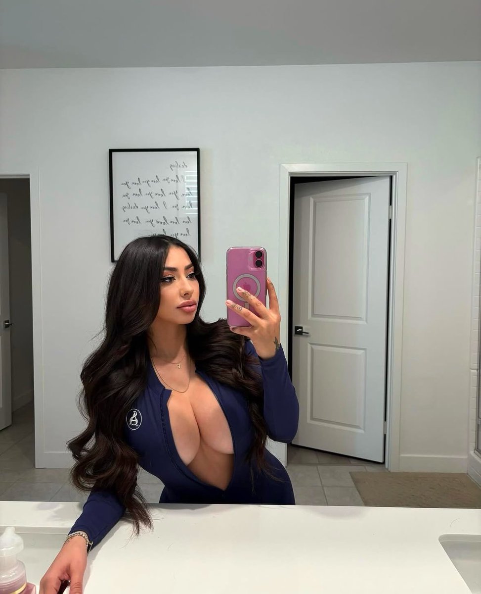 dailybaddiedose's tweet photo. dose of the day 💋

  https://t.co/ZKRsvoFwz1
