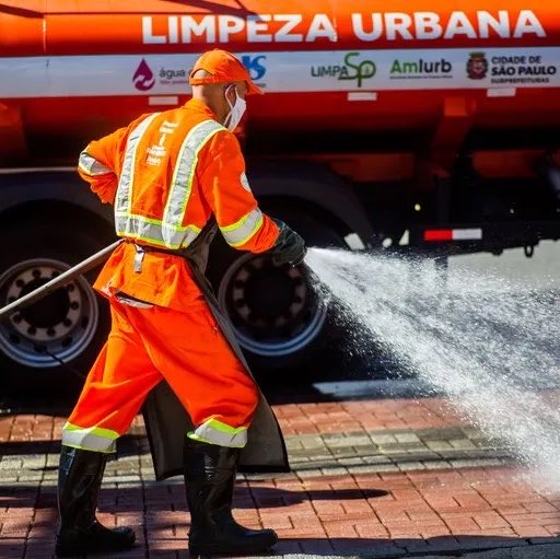 kksccp's tweet photo. Ok, Eduarda Campopiano, mas a limpeza urbana da cidade de São Paulo tem uniforme completamente diferente do utilizado da foto, deixando claro que isso foi uma criação de IA.

Ai eu volto para você, porquê criar uma MULHER NEGRA E IDOSA para representar esse trabalho? 

🧐🧐🧐 https://t.co/cqeUzndTMR