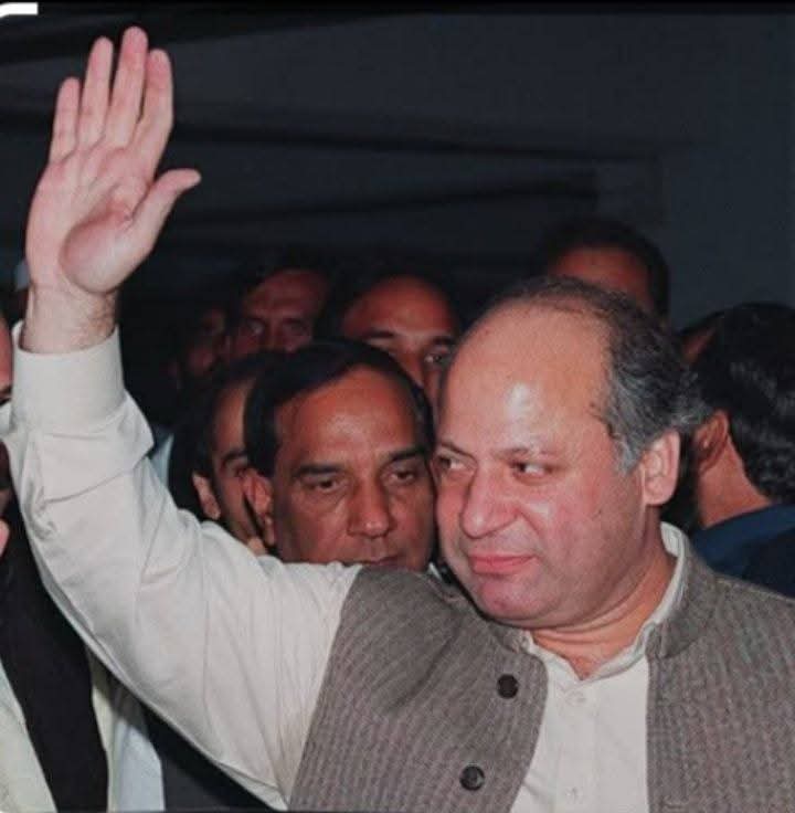 shaherawan1's tweet photo. میرا اور نوازشریف کا تعلق۔۔۔۔۔
سال 1987 تھا جب میں نے نوازشریف پہ فوکس کرنا شروع کیا میری عمر 20-21 سال تھی اج کے 20-21 سالہ نوجوان کے مقابلے میں ہم لوگوں کا سیاسی شعور بہت آگے تھا ہم اخبار پڑھتے تھے باقاعدگی سے خبریں سنتے تھے bbc سنتے تھے اور یار دوست اپس میں ان خبروں پہ تبادلہ خیال کرتے تھے ہم نے MRD (تحریک بحالئ جمہوریت) دیکھی جئے سندھ کی تحریک دیکھی ایم کیو ایم کو پاور میں آتے دیکھا اس زمانے میں خبریں بہت کم جھوٹ پہ مبنی ہوتی تھیں اج یوٹیوب ٹک ٹاک اور دو نمبر ٹی وی چینلز شتر بے مہار کی طرح جھوٹ کو سچ اور سچ کو جھوٹ بناکے دکھارہے اور بیچ رہے ہیں، ہمیں ملکی سیاست کا بھی پتا تھا اور بین الاقوامی سیاست کا بھی، پاکستان کی پہلی اسمبلی کب ٹوٹی؟مولوی تمیزالدین کون تھے؟ اس کیس کی شنوائ میں چیف جسٹس منیر نے رہتی دنیا تک رسوائ کمائ اور جسٹس اے آر کارنیلیئس نے نیک نامی کمائ، وزیراعظم فیروز خان نون نے کیا کارنامہ انجام دیا؟ایوب خان کا  پہلا مارشل لاء یحییٰ کا دوسرا مارشل لاء اور ضیاء کا تیسرا مارشل لاء (ہم نے اسی ضیاء مارشل لاء میں ہوش سنبھالا) زیر بحث رہتے بھٹو صاحب کی حکمرانی پہ بحث ہوتی (جو کہ ہمارے ہوش سنبھالنے سے پہلے کی تھی مگر اخباری خبروں اور رسالوں سے مواد ملتا تھا) گورنر پنجاب مخدوم سجاد حسین قریشی کا ذکر ہوتا صوبہ سرحد کے گورنر فضل حق بلوچستان کے رحیم الدین اور سندھ کے ایس ایم عباسی کا ذکر ہوتا مرنجاں مرنج وزیراعظم محمد خان جونیجو اسپیکر فخر امام پھر حامد ناصر چٹھہ اسی طرح قانونی نکات پیش کرنے والے حاجی سیف اللہ کا ذکر ہوتا عفیفہ ممدوٹ کا ذکر ہوتا مس پری گل آغا کا ذکر ہوتا بی بی افسر رضا قزلباش کا ذکر ہوتا سینیٹ میں خواجہ صفدر (خواجہ آصف صاحب کے والد محترم) کا ذکر ہوتا، عبدالولی خان،  پیر پگاڑا نوابزادہ نصراللہ خان غلام مصطفیٰ جتوئی قاضی حسین احمد غوث بخش بزنجو سردار شیر باز خان مزاری کا ذکر ہوتا 1986 میں محترمہ کی پاکستان آمد کے بعد انکا ذکر ہوتا،
انڈیا میں اندراگاندھی کے دور حکومت میں انکے چھوٹے بیٹے سنجے گاندھی کی پرائیویٹ جہاز کے حادثے میں پراسرار موت کا ذکر ہوتا پھر 1984 میں اندرا گاندھی کے قتل پہ بات ہوتی انکے قاتل گارڈ بےاننت سنگھ کا ذکر ہوتا راجیو گاندھی کے دور اقتدار میں امرتسر میں گوردوارہ دربار صاحب پہ فوجی اپریشن اور اس میں مارے جانے والے سرکردہ سکھ لیڈر جرنیل سنگھ بھنڈرانوالہ کا ذکر ہوتا۔۔
ہمیں پتا تھا کہ لبنان واحد اسلامی ملک ہے جس کا وزیراعظم مسلمان اور صدر عیسائی ہوتا ہے
ہمیں پتا تھا کہ یاسر عرفات PLO کا سربراہ ہے جس کا فل فارم Palestine Liberation Organization یعنی "تنظیم ازادئ فلسطین ہے"
لیکن یہ بھی پتا تھا کہ یہ ایک تنظیم نہیں بلکہ اسرائیل کے خلاف مختلف حریت پسند گروپوں کا مجموعہ ہے ان میں سب سے بڑا گروپ الفتح ہے جو یاسر عرفات کا ہے دوسرا بڑا گروپ پاپولر فرنٹ ہے جسکا سربراہ جارج حباش ہے جو کہ عیسائ ہے، ہمیں پتا تھا کہ لبنان کی طرف سے اسرائیل سے لڑنے والا گروپ "دروز ملیشیا" کا لیڈر ولید جنبلاط ہے،
افغانستان میں روس کے خلاف برسر پیکار گروپ اور لیڈران گلبدین حکمتیار، برہان الدین ربانی، مولوی یونس خالص، عبدالرب رسول سیاف، صبغت اللہ مجددی اور سب سے بہترین لڑاکا کمانڈر احمد شاہ مسعود ، اسی طرح روسی حمایت یافتہ افغان صدور ببرک کارمل امین اللہ حفیظ ڈاکٹر نجیب اللہ کا ذکر ہمارے مباحثوں میں ہوتا،
ہمیں پتا تھا کہ سری لنکن علیحدگی پسندوں کی خطرناک تنظیم تامل ٹائیگرز کا نام LTTE "لبریشن ٹائیگرز آف تامل ایلم" ہے
ہمیں پتا تھا کہ مغربی جرمنی(دارالحکومت بون) ناٹو کا اتحادی یعنی امریکی نواز ہے اور مشرقی جرمنی( دارالحکومت برلن) روس نواز ہے  
شمالی کوریا (پیانگ یانگ) روس چین نواز اور جنوبی کوریا (سیول) امریکی نواز ہے، شمالی ویتنام (ہوچی منہ/ ہنوئ) سوشلسٹ طرفدار اور جنوبی ویتنام ( سائیگون) مغرب کا ساتھی ہے شمالی یمن (صنعاء) مغربی حمایت یافتہ اور جنوبی یمن (عدن) روس نواز ہے
اج یہ ممالک واپس ایک ملک بن گئے ہیں سوائے شمالی اور جنوبی کوریا کے، ہمیں پتا تھا کہ کمیونسٹ نظریات کے حامل کھیمروج چھاپہ مار کمپوچیا (اب کمبوڈیا) دارالحکومت نام پن (phnom penh ) میں برسر پیکار ہیں اور یہ کہ مشرق بعید کا یہ ملک دنیا کا سب سے خطرناک ملک اس لئے گنا جاتا ہے کہ یہاں سب سے زیادہ بارودی سرنگیں بچھائ گئ ہیں بات طویل ہوگئ بتانے کا مقصد تھا کہ اس سیاسی شعور کے ساتھ میں نے نواز شریف پہ فوکس کیا اور پھر اسے اپنا سیاسی لیڈر مانا، میں حیدرآباد کا باسی تھا لیکن وزیر اعلیٰ پنجاب کو جس طرح متحرک دیکھا جس طرح لوگوں کے فلاح و بہبود کے کام کرتے دیکھا وہ تحریک سرحد، سندھ اور بلوچستان کے وزرائے اعلیٰ میں نظر نہ آئ میں بغور دیکھتا رہا اور دن بدن نواز شریف اپنے کاموں کی وجہ سے دل میں جگہ بناتا رہا پہلے خواہش ہوئ کہ کاش نوازشریف ہمارا وزیر اعلیٰ ہوتا پھر خواہش ہوئ کہ نوازشریف کو ملک کا وزیراعظم ہونا چاہئے تاکہ اس کے فلاحی منصوبوں سے ملک بھر کے عوام مستفید ہوں،اج 38 سال ہوگئے نوازشریف کے ساتھ تعلق بال برابر کم نہ ہوا البتہ وقت کے ساتھ ایٹمی قوت بنانے JF17 پروجیکٹ لانے اور بے تحاشہ مواصلاتی سہولیات فراہم کرنے ملک کو جدید خطوط پہ استوار کرنے معاشی مضبوطی فراہم کرنے پہ تعلق مضبوط تر ہوتا چلاگیا♥️
ہمیں نوازشریف کی گھٹی اسکول میں لچکتی مٹکتی مس نے نہیں دی نہ ہم نے نانی کو کلٹ کے عشق کی بیقراری میں "ہائے فلانی اب کیا ہوگا؟" کہتے ہوئے بلبلاتے دیکھا نہ اپنی ماڈرن ماما کے سرہانے کلٹ کی فریم کی ہوئ تصویر دیکھی نہ بڑی باجی کے تکئے کے نیچے کلٹ کی رنگین تصویر دیکھ کے بڑے ہوئے اور یہی سوچا کہ شاید لیڈر ایسا ہی ہوتا ہے جس کے جلسہ میں ماں بیٹی اس لئے شریک ہوں کہ چاہے تو ماں کو پسند کرلے چاہے تو بیٹی کو پسند کرلے اور اس سارے معاملے میں خاتون کے "غیرتی"شوہر اور بیٹی کے "غیرتی" باپ کو کوئ اعتراض نہ ہوگا۔۔۔۔
(From my Facebook memory 12.10.25)
